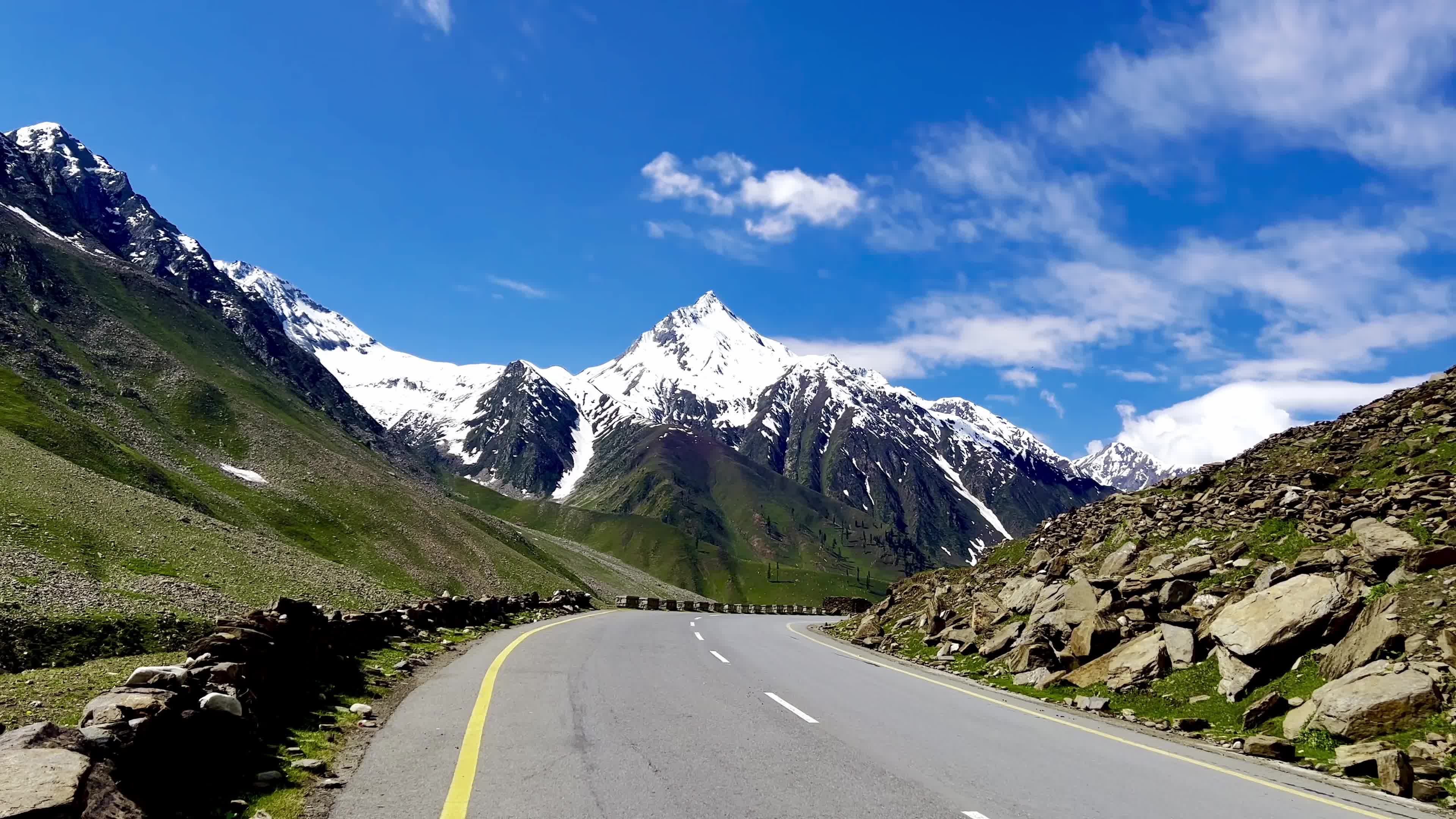 Lulusar Lake Shines Amid Northern Pakistan’s Majestic Mountain Landscape