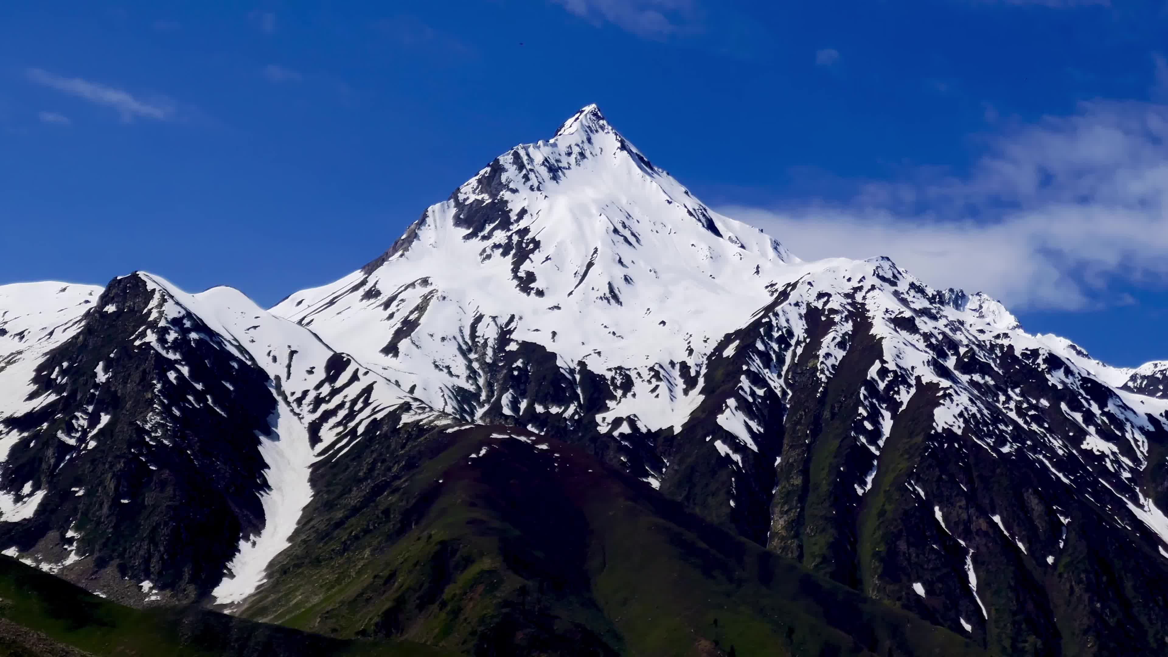 Lulusar Lake Shines Amid Northern Pakistan’s Majestic Mountain Landscape
