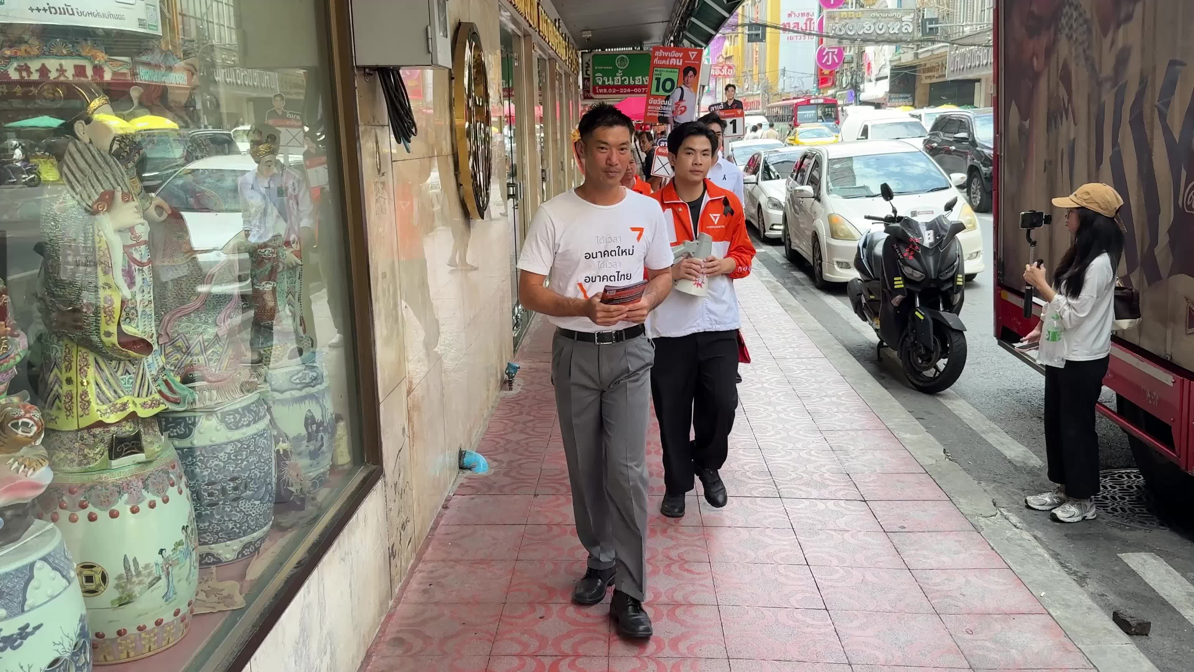 Chaiwat Sathawornwichit Runs for Governor in Bangkok