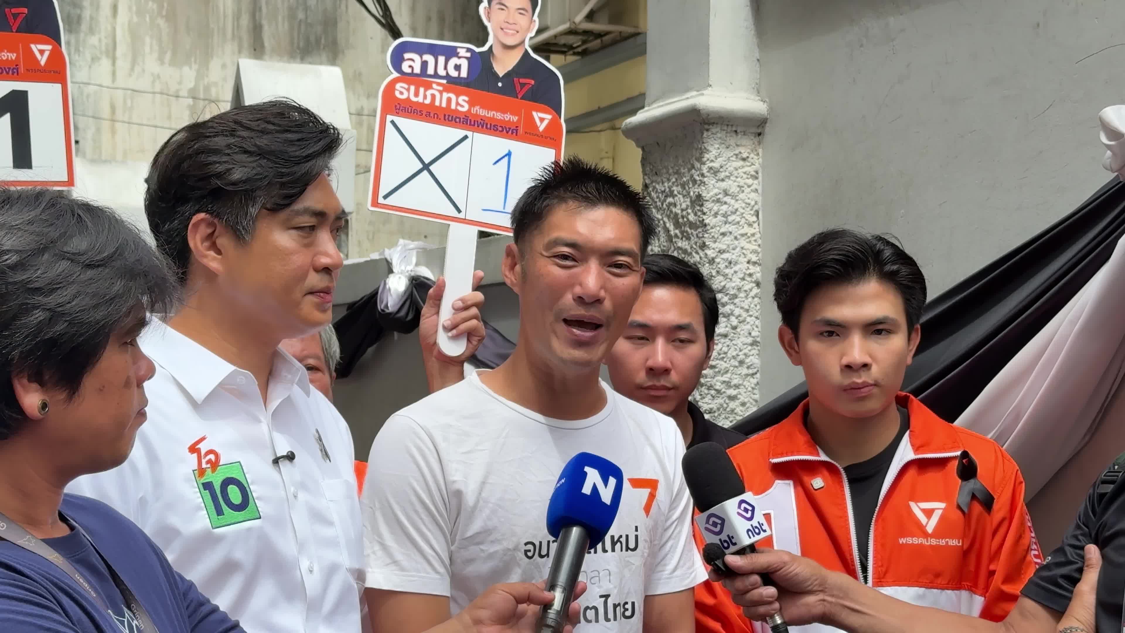 Chaiwat Sathawornwichit Runs for Governor in Bangkok