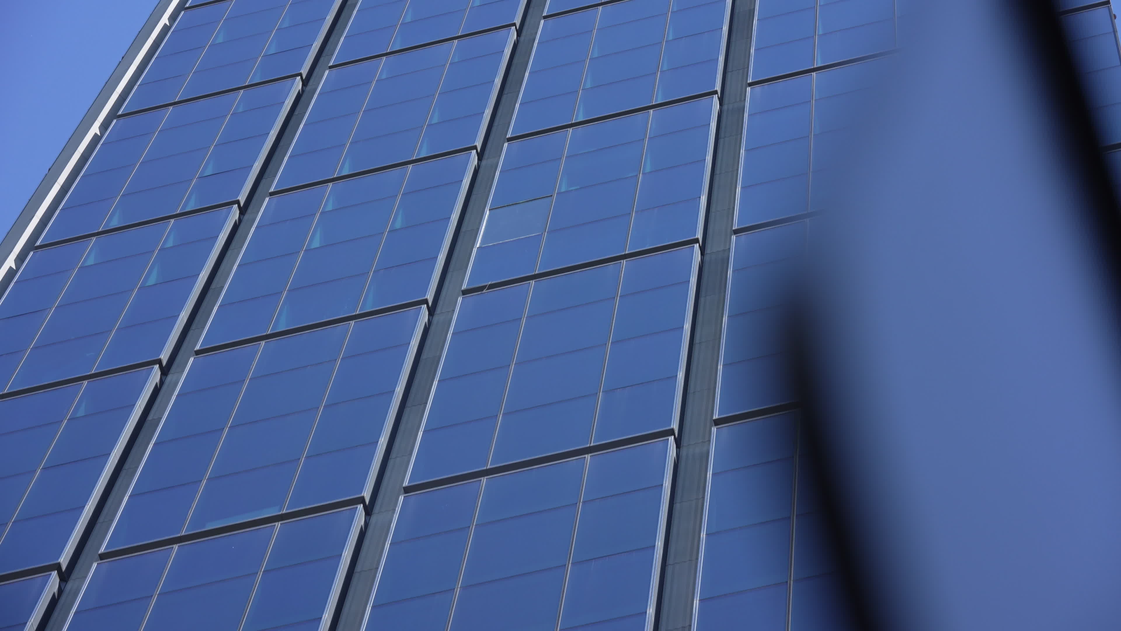 Glass pane falls from EU's tallest skyscraper in Warsaw