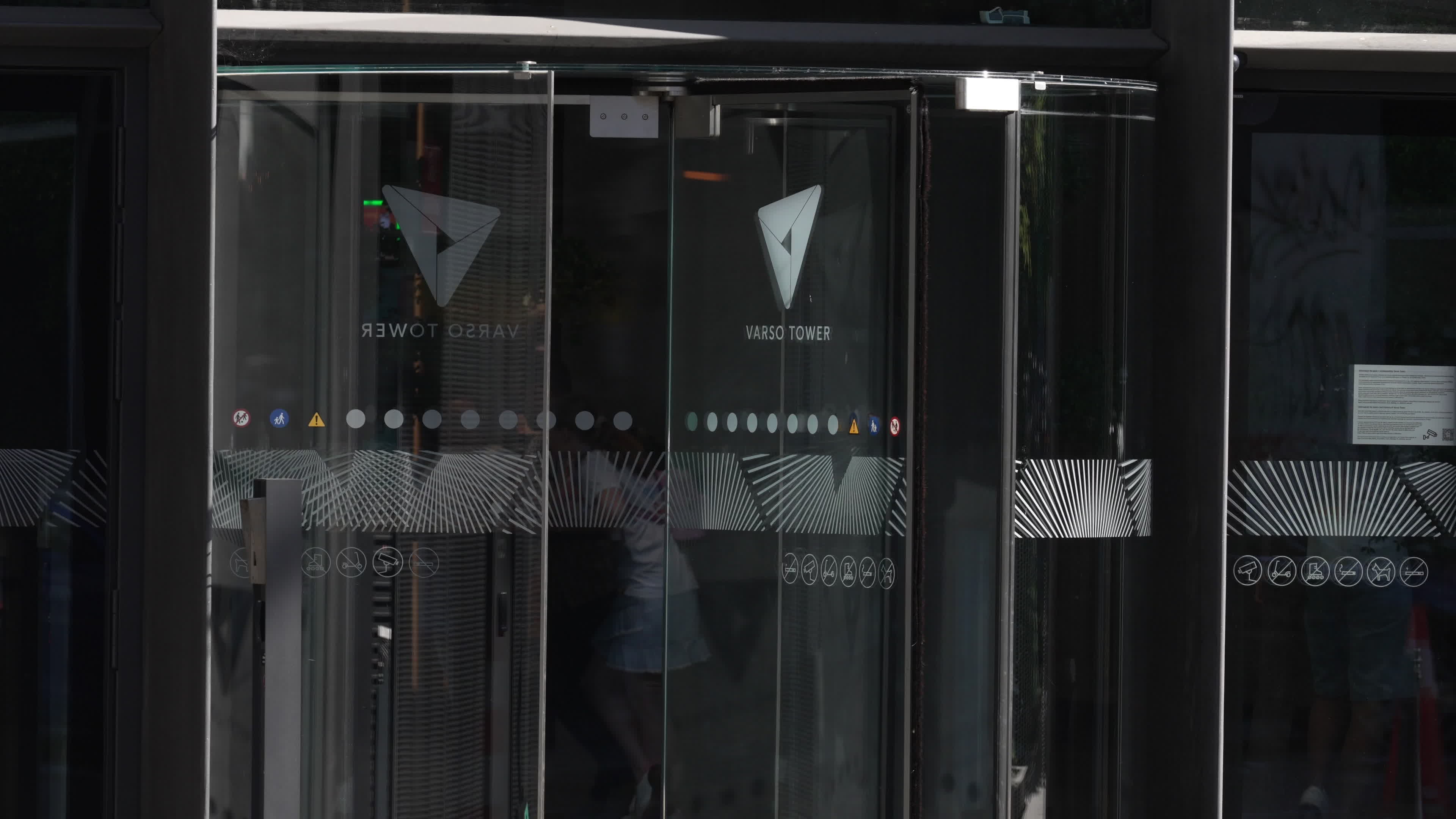 Glass pane falls from EU's tallest skyscraper in Warsaw