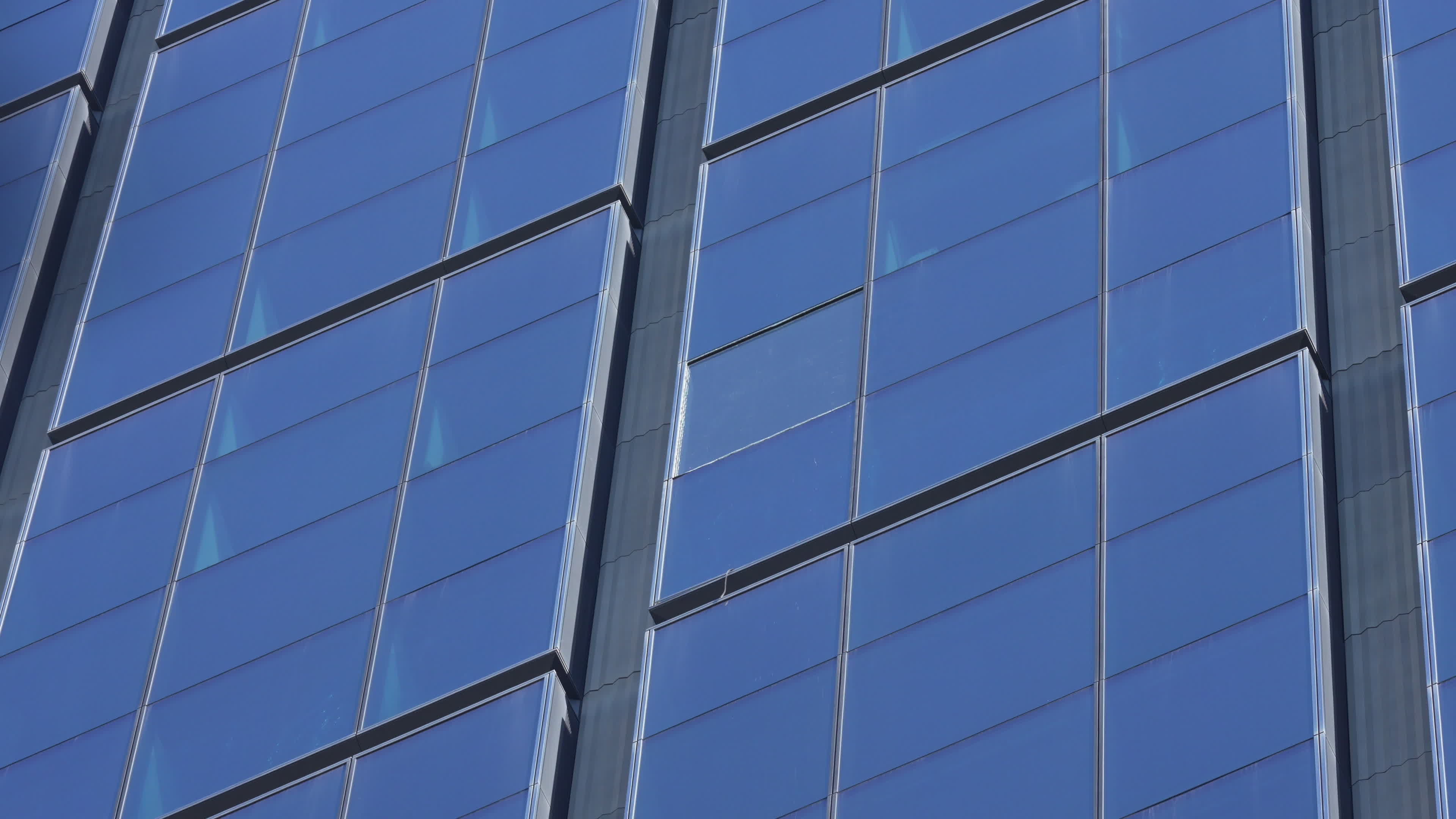 Glass pane falls from EU's tallest skyscraper in Warsaw