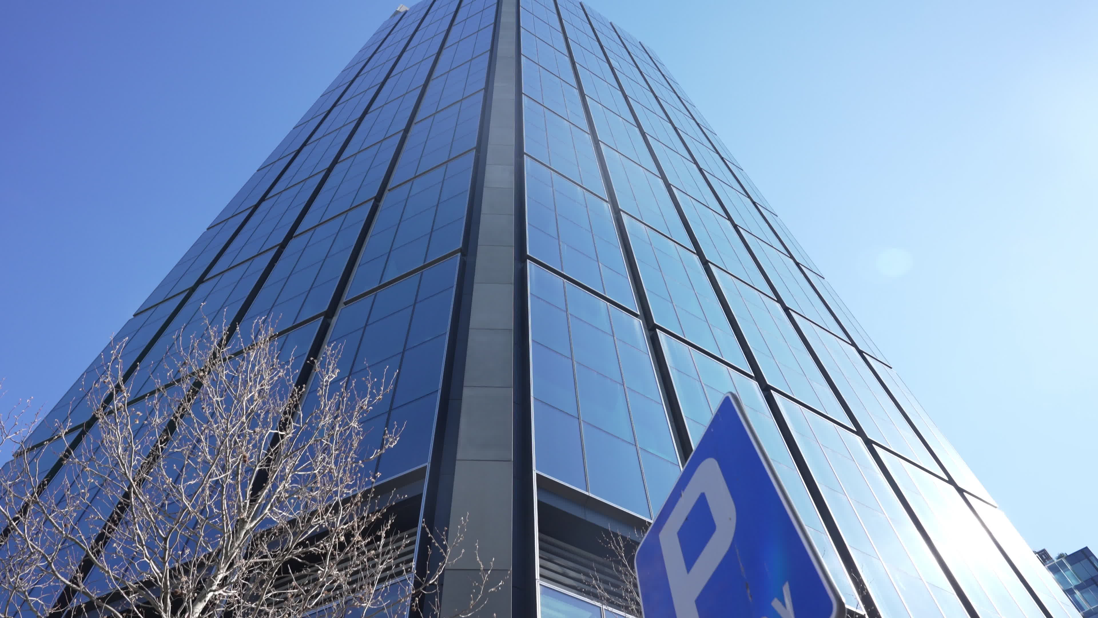 Glass pane falls from EU's tallest skyscraper in Warsaw