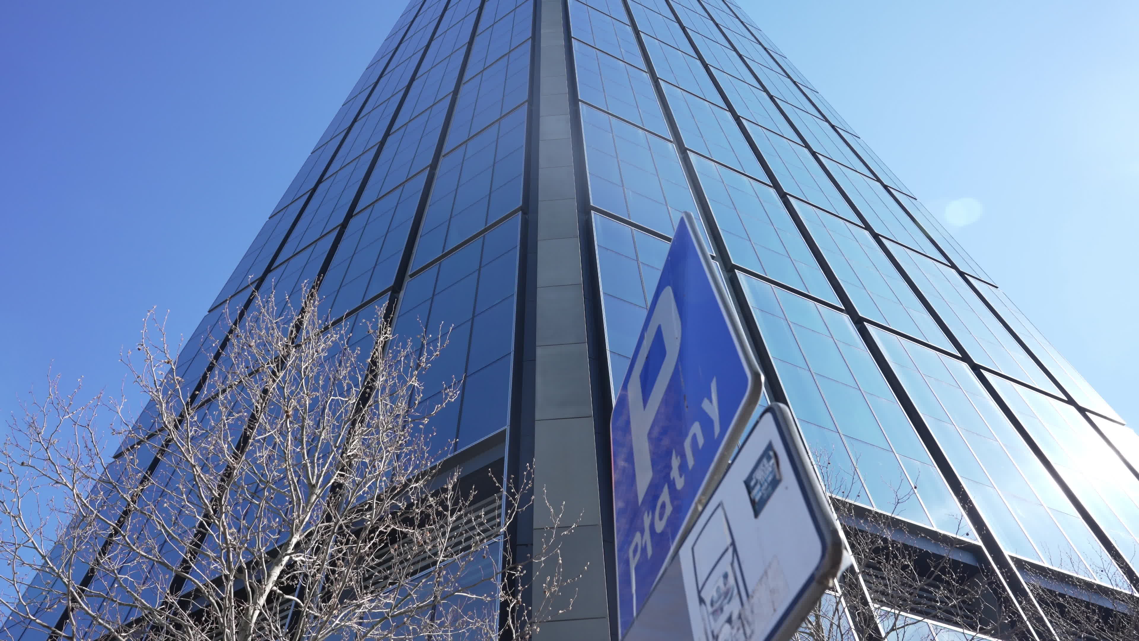 Glass pane falls from EU's tallest skyscraper in Warsaw