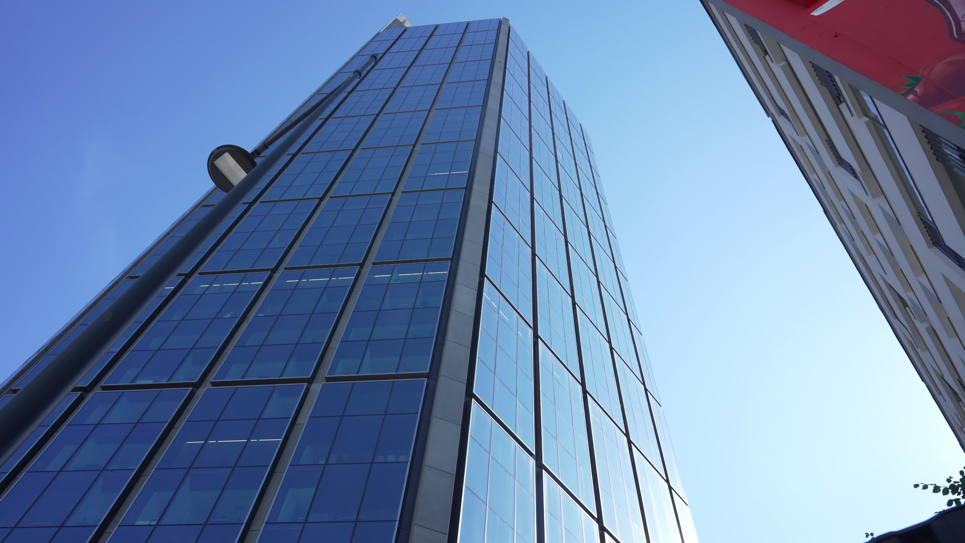 Glass pane falls from EU's tallest skyscraper in Warsaw