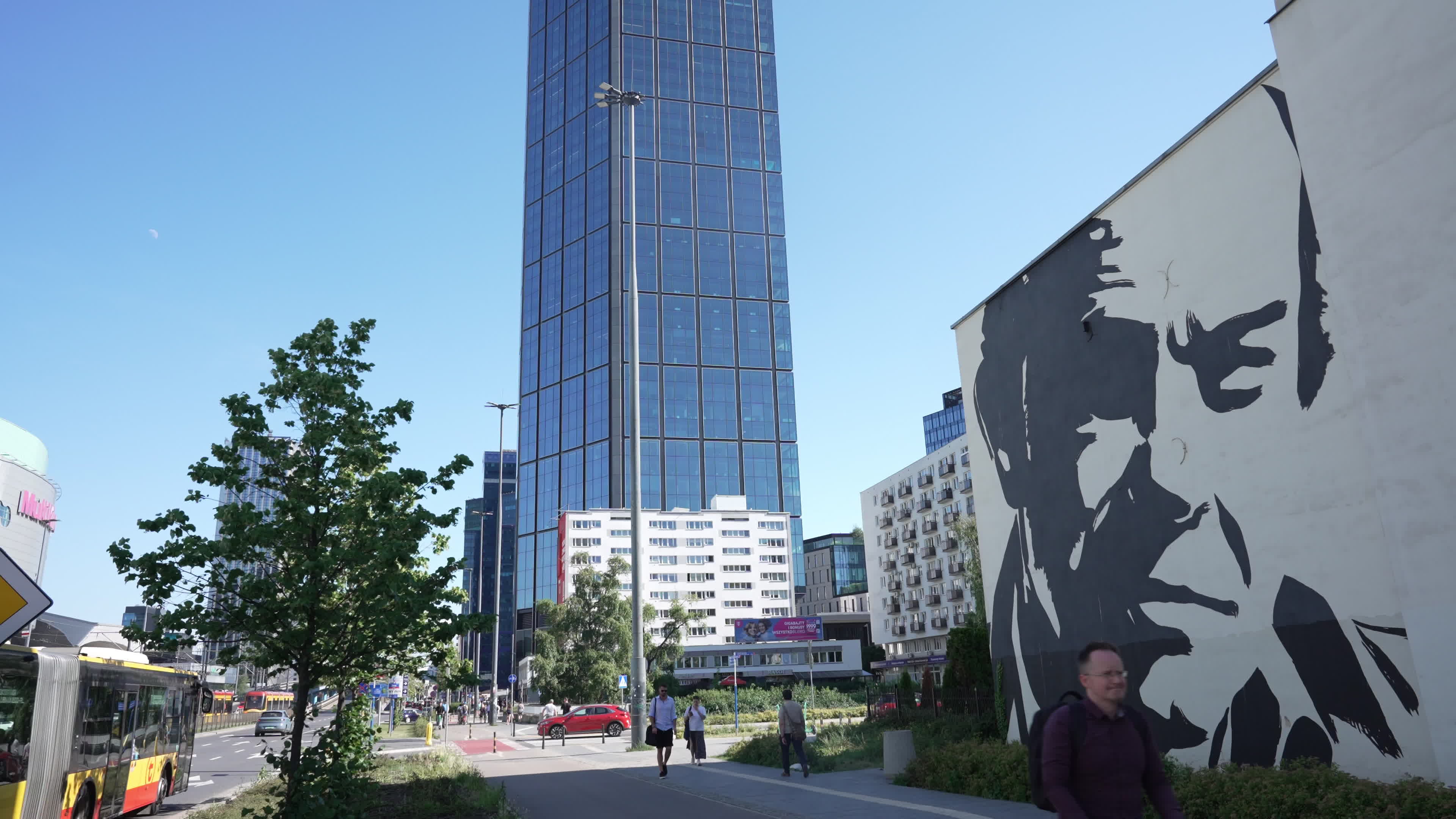 Glass pane falls from EU's tallest skyscraper in Warsaw