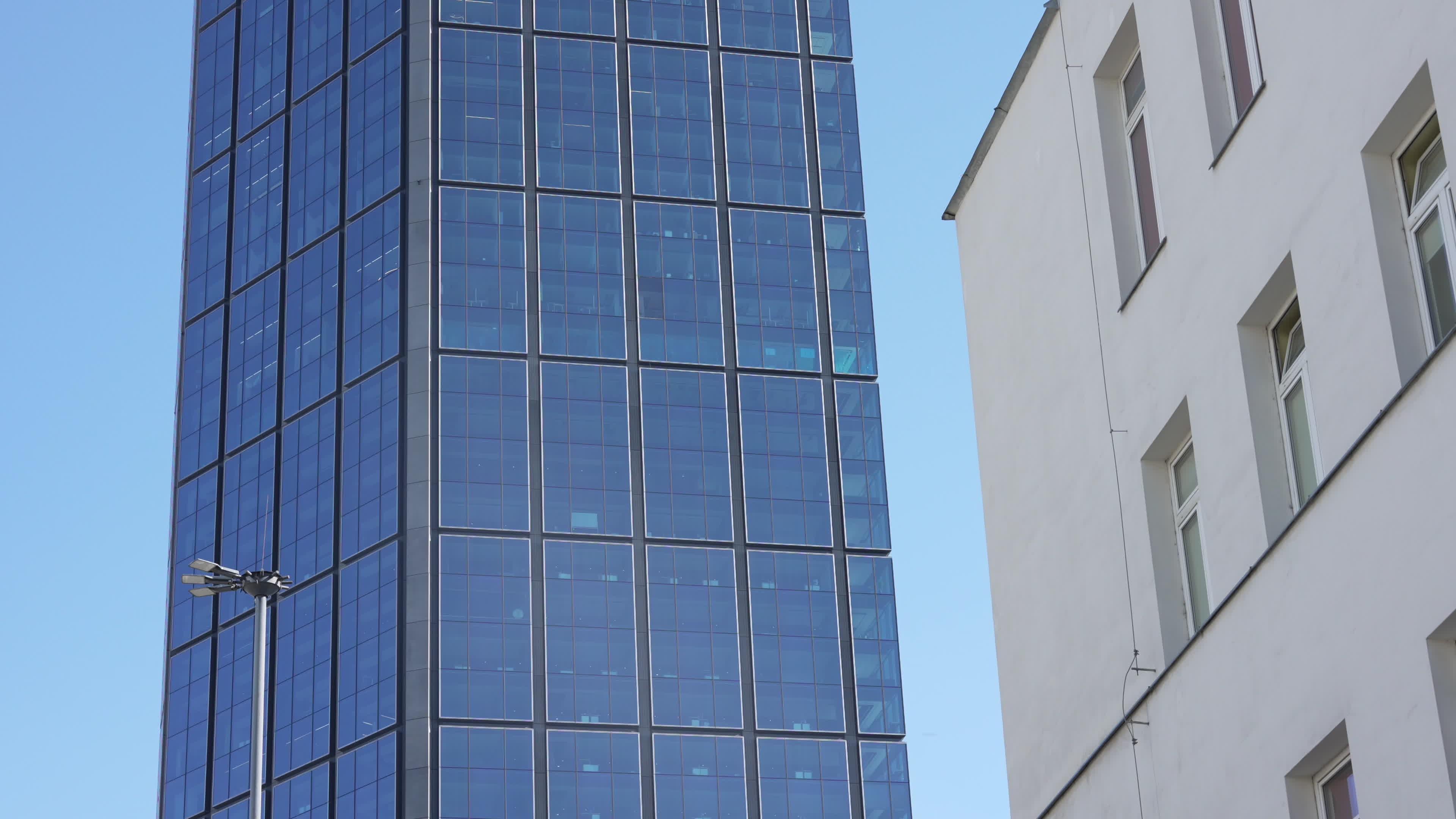 Glass pane falls from EU's tallest skyscraper in Warsaw