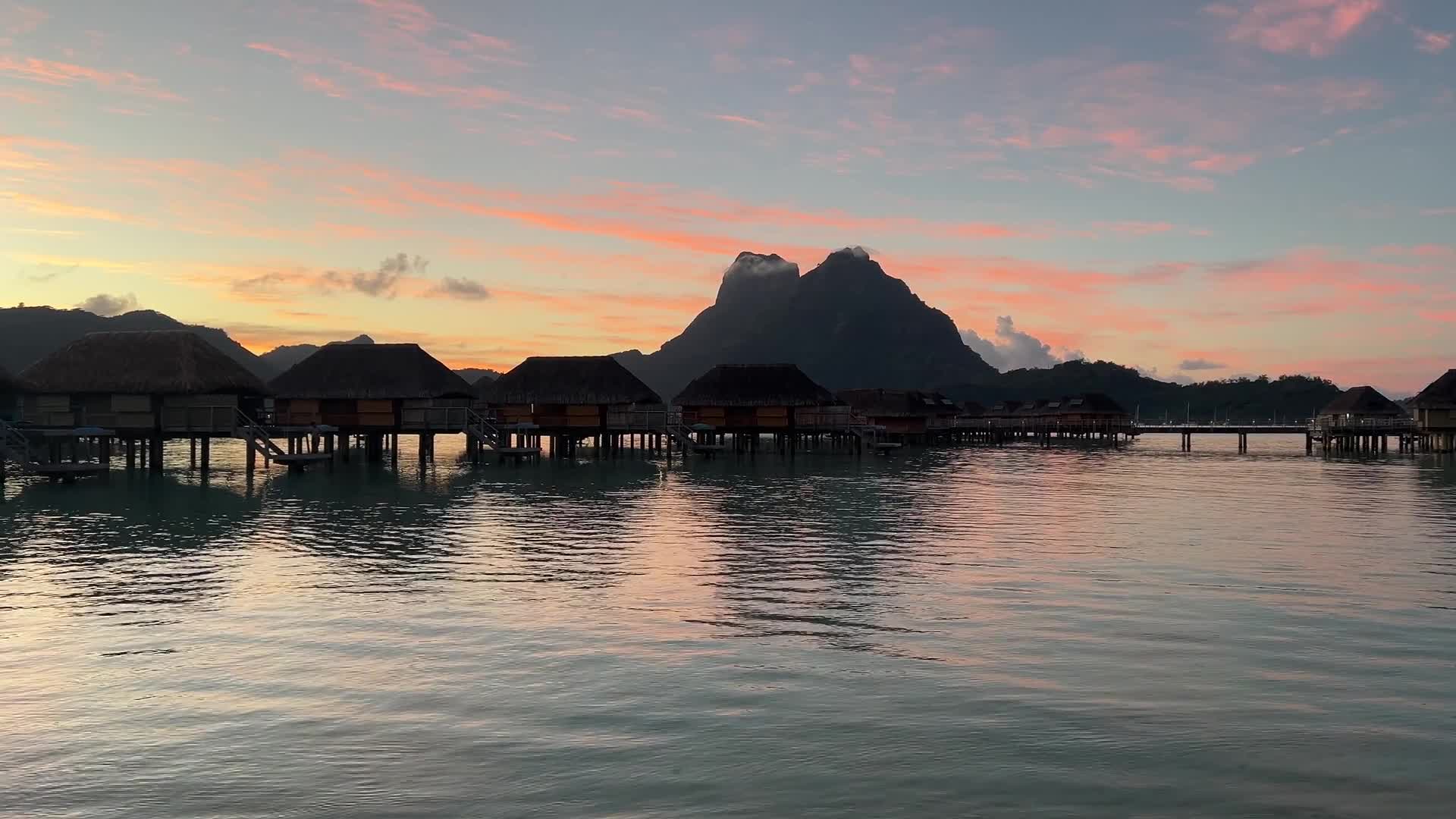 Sunrise on the small island of Motu Tevairoa - 05/21/2026