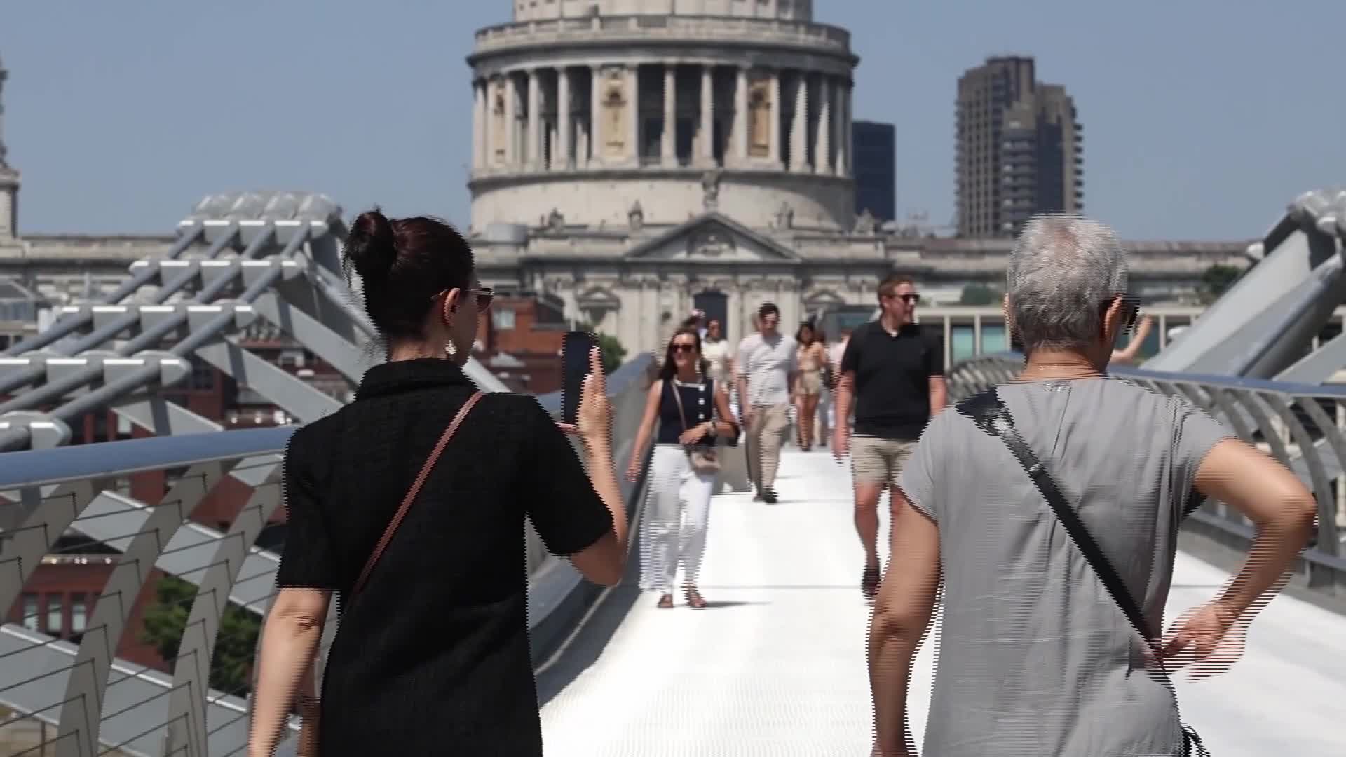 Record breaking heat wave hits UK - 06/25/2026
