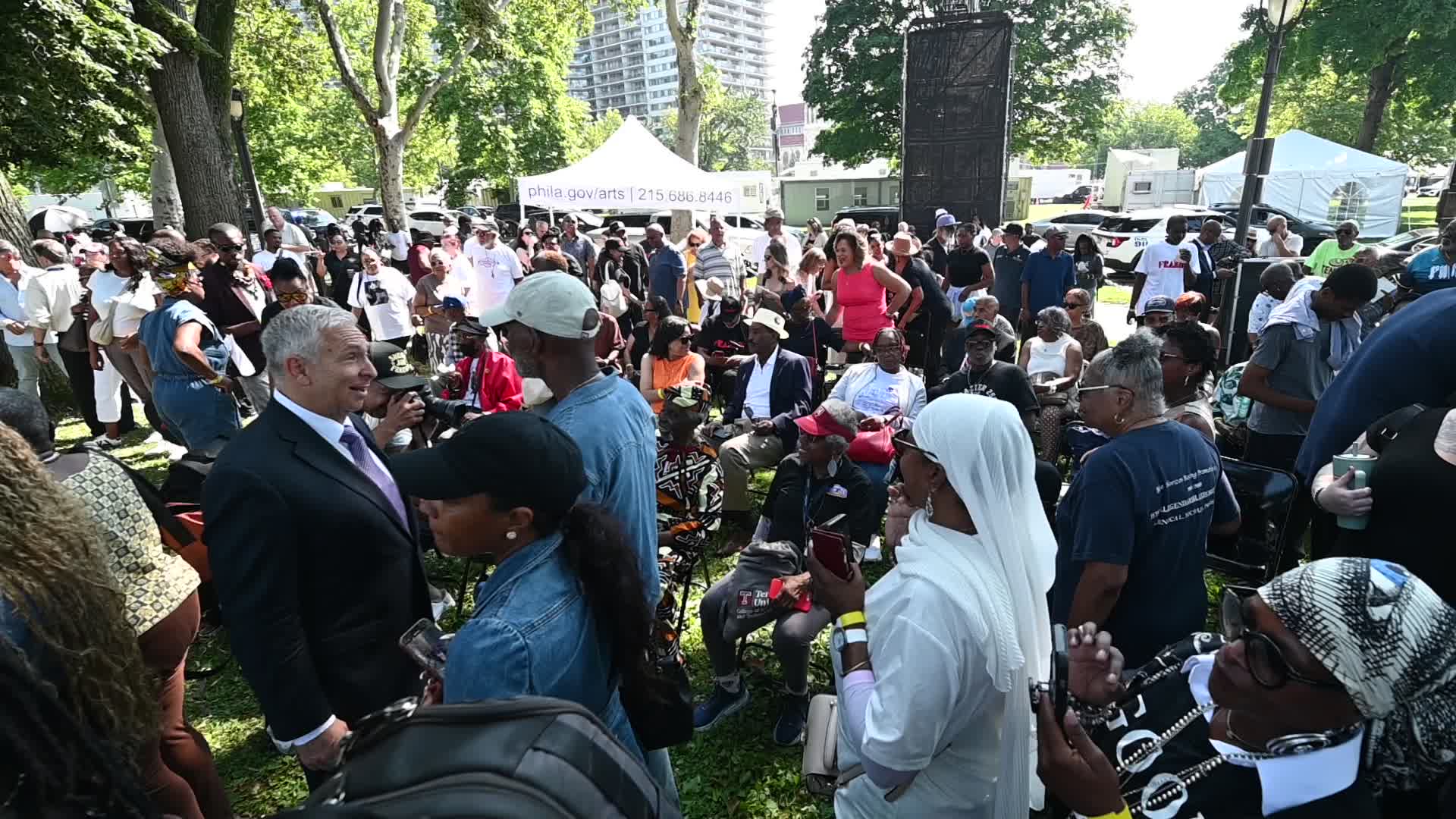 ‘Smokin’ Joe Frazier Statue unveiled at permanent location in Philadelphia, PA
