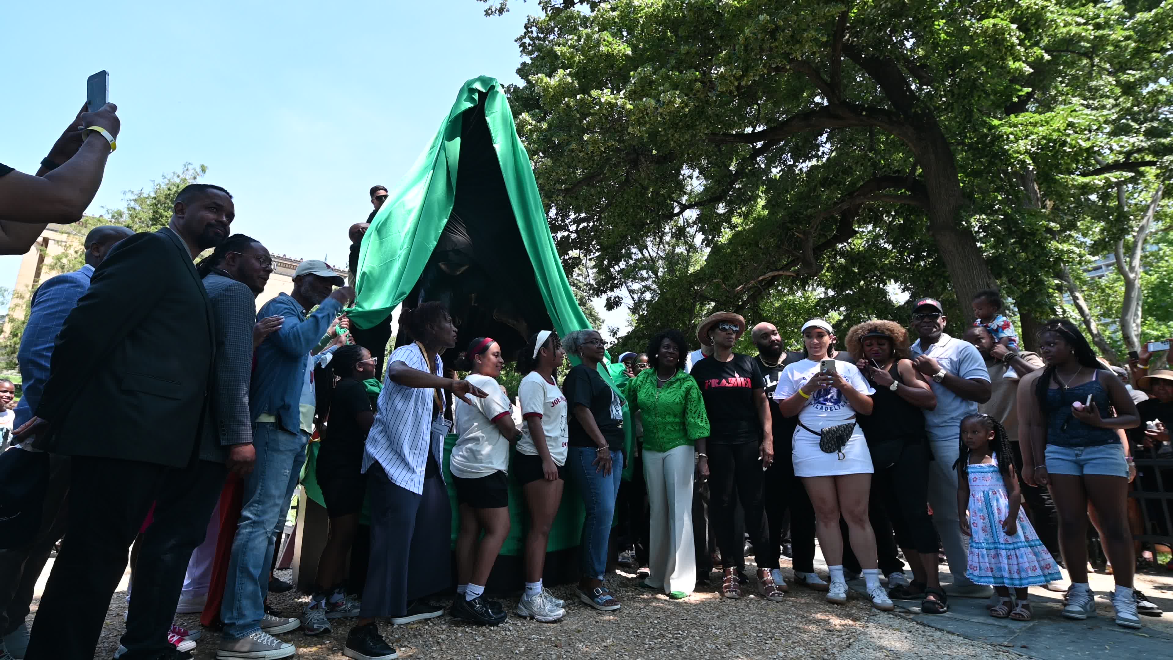 ‘Smokin’ Joe Frazier Statue unveiled at permanent location in Philadelphia, PA