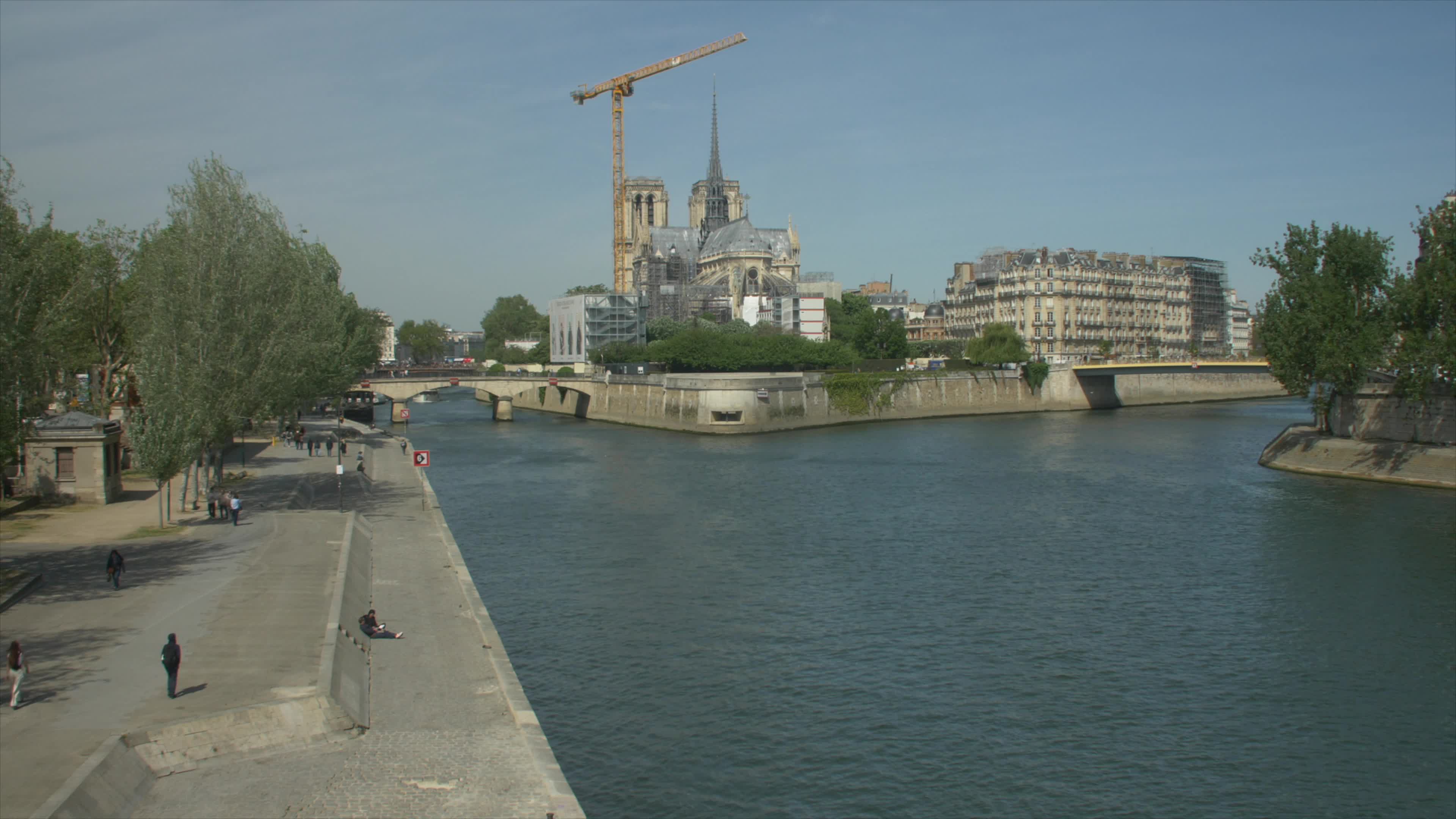 Outdoor activities in Paris along the Seine