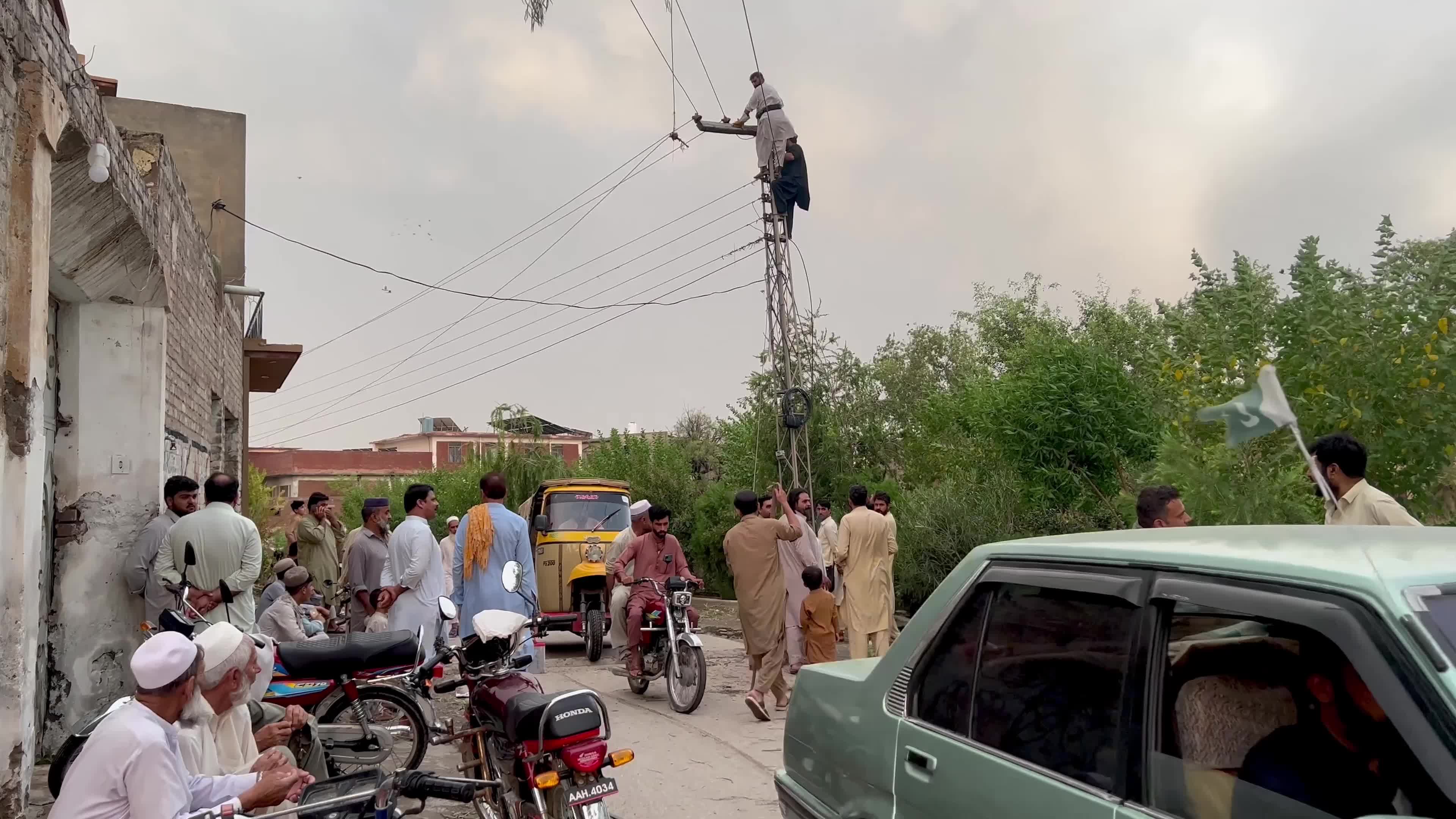 Pakistan: Strong Winds and Heavy Rain Uproot Trees, Damage Vehicles in Peshawar