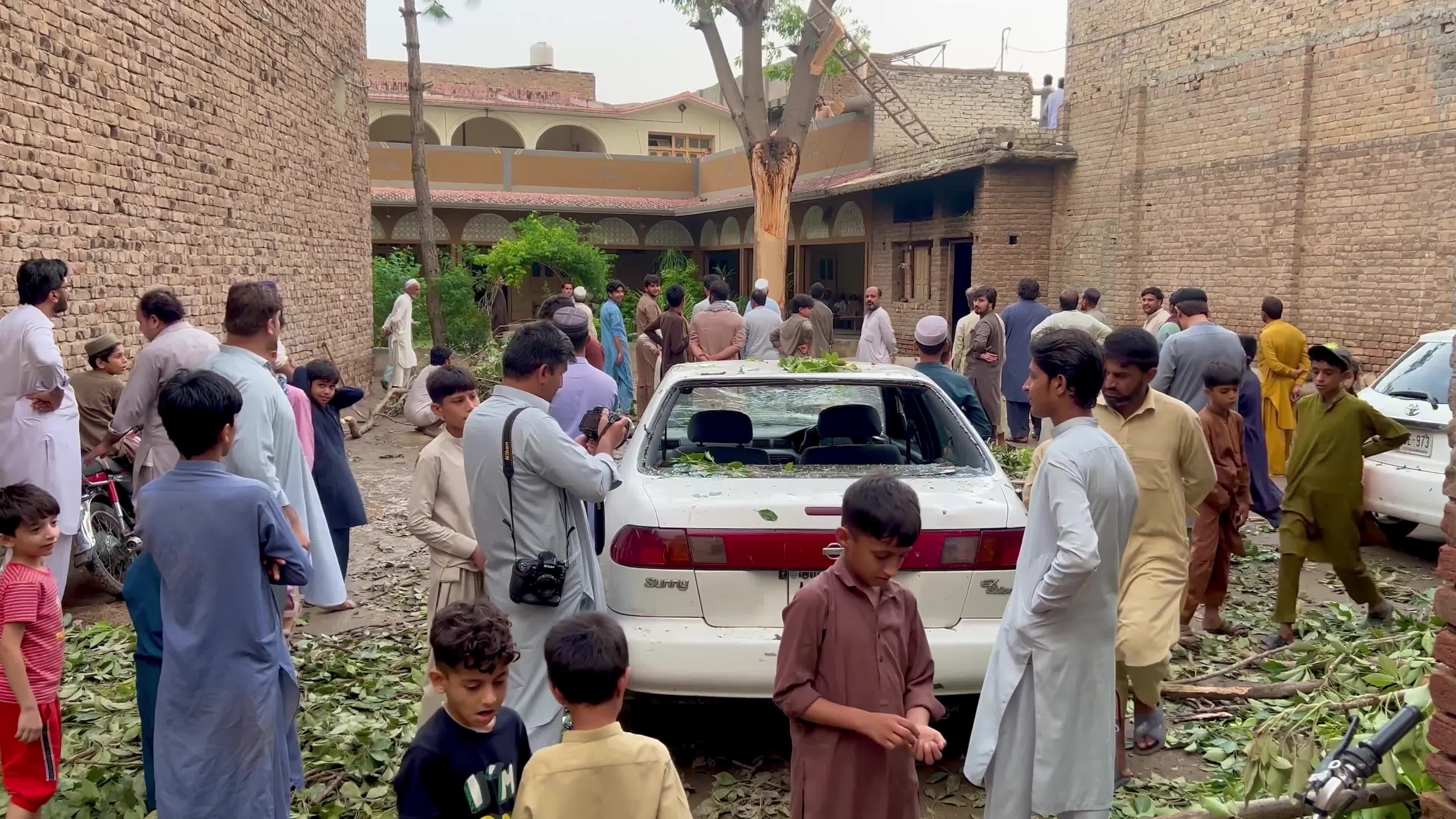 Pakistan: Strong Winds and Heavy Rain Uproot Trees, Damage Vehicles in Peshawar