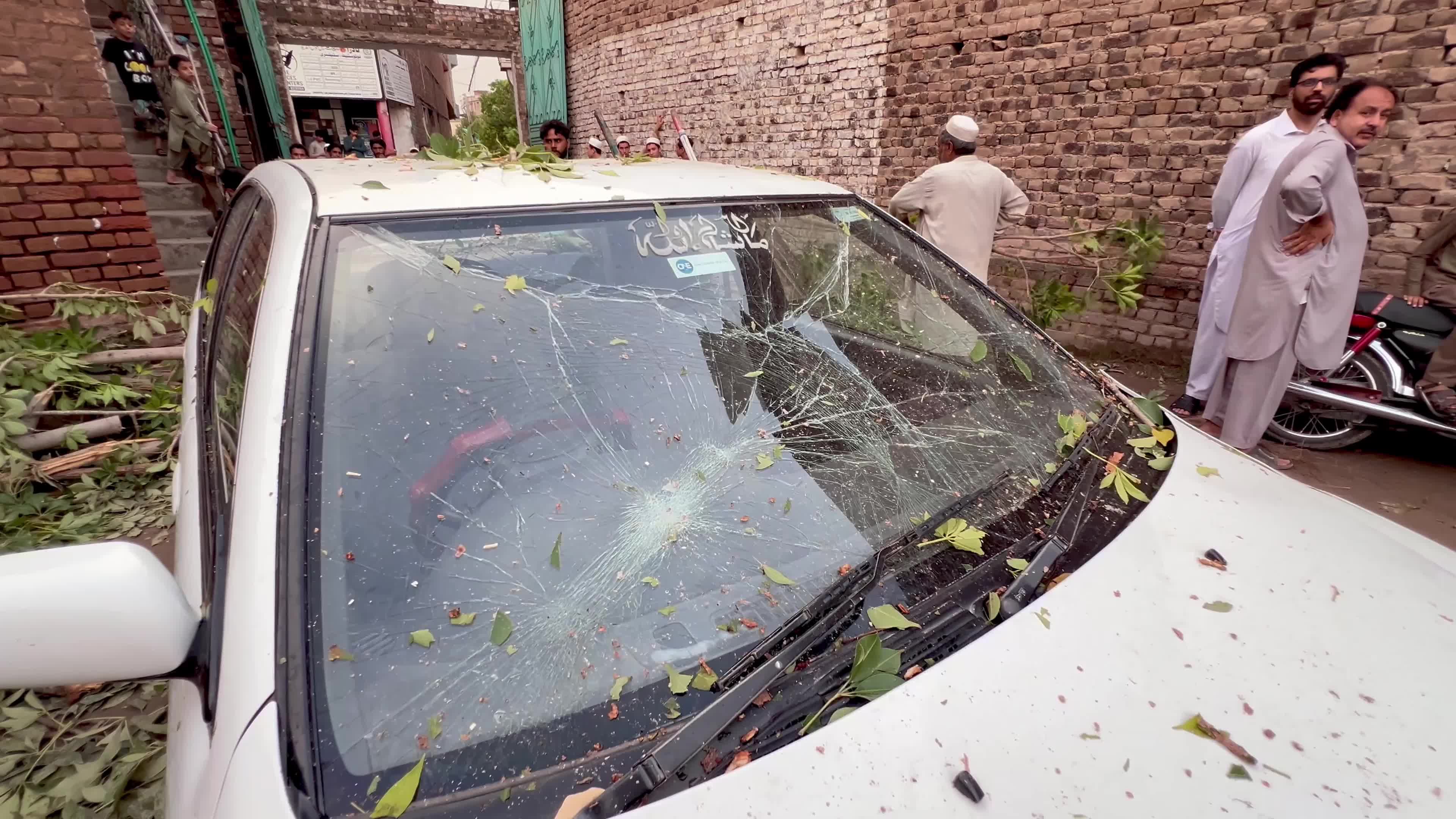 Pakistan: Strong Winds and Heavy Rain Uproot Trees, Damage Vehicles in Peshawar