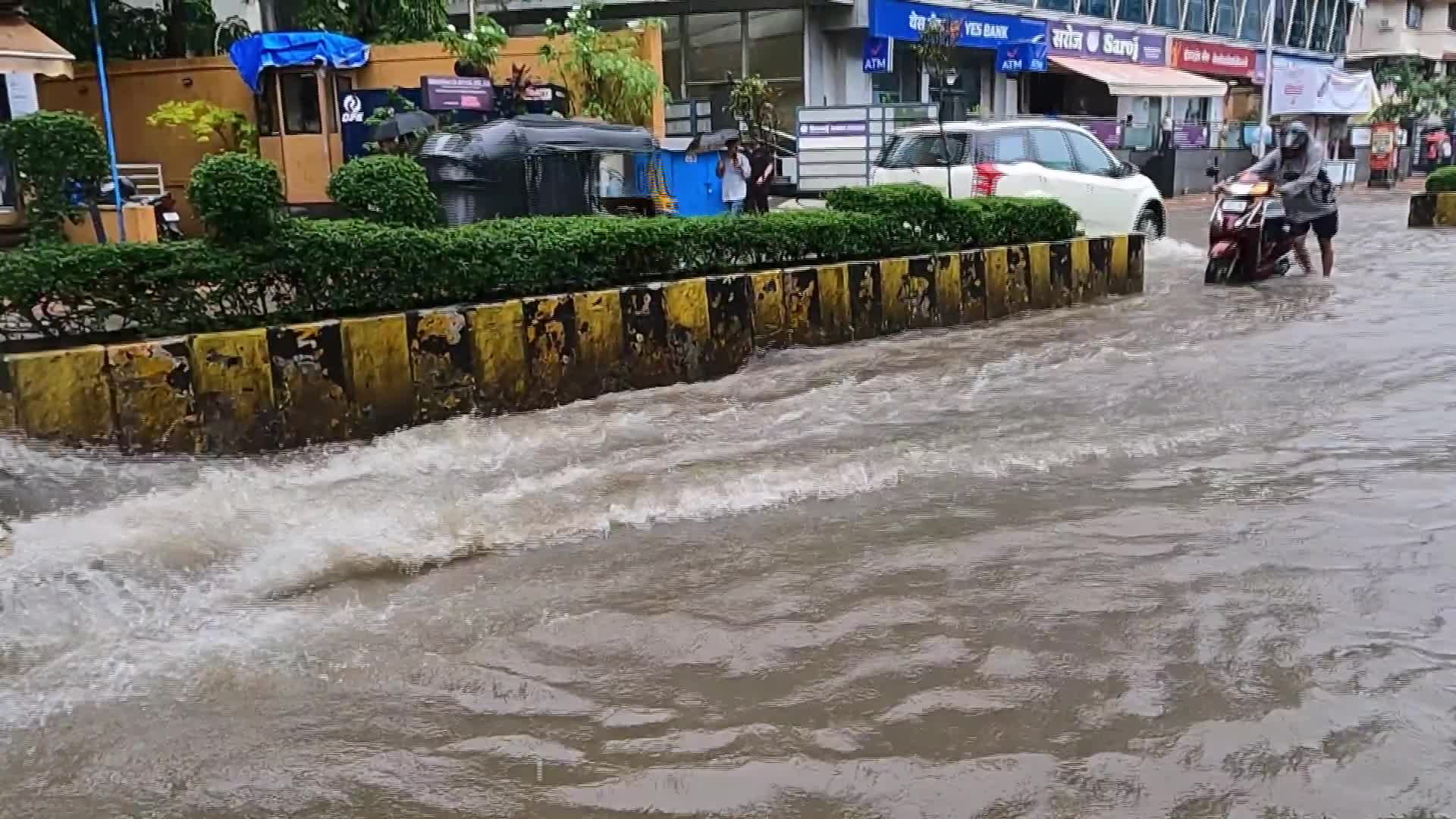 Monsoon Floods Disrupt City Life In Mumbai - 07/04/2026