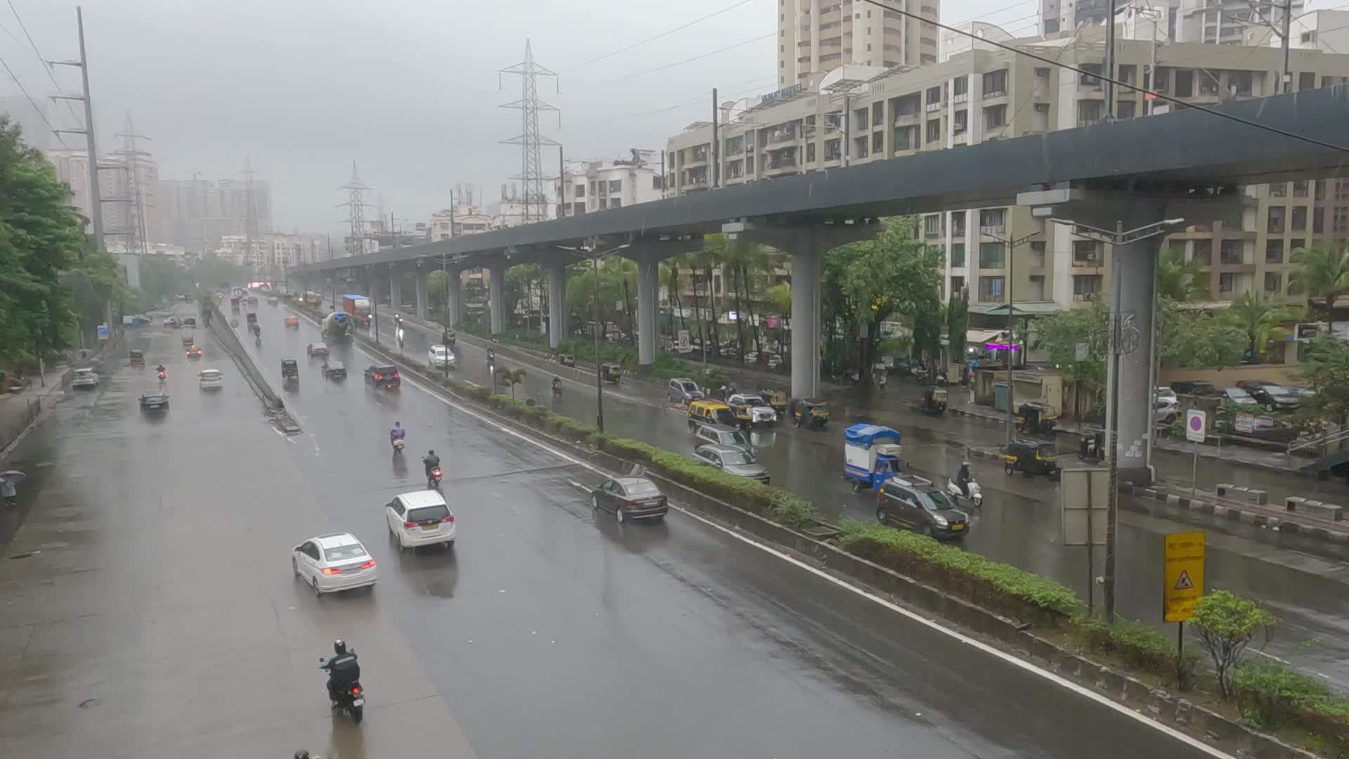Monsoon Rains Drench Mumbai Streets - 07/04/2026