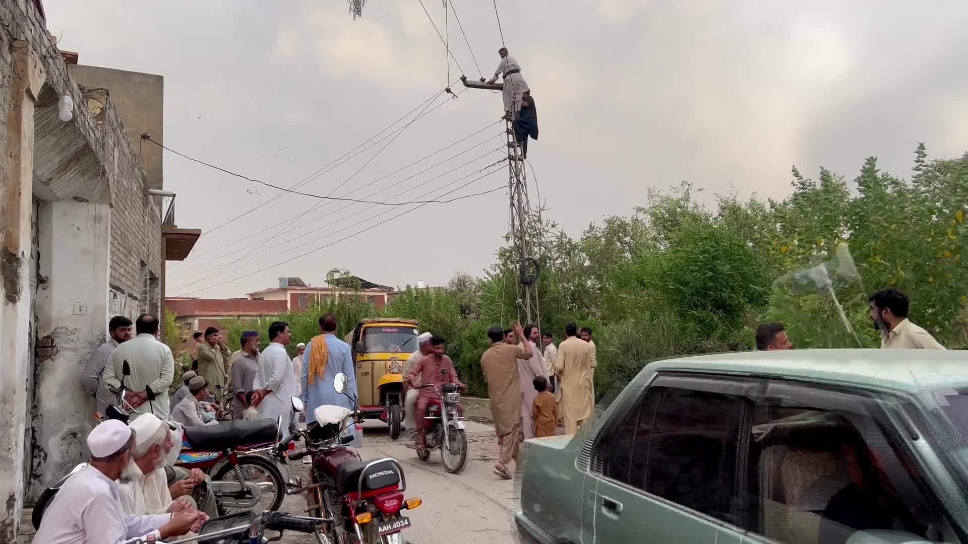 Pakistan: Strong Winds and Heavy Rain Uproot Trees, Damage Vehicles in Peshawar - 07/06/2026