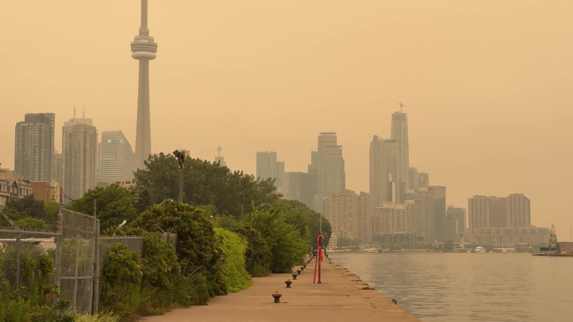 Wildfire smoke from Canada turns sky yellow in Toronto - 07/15/2026