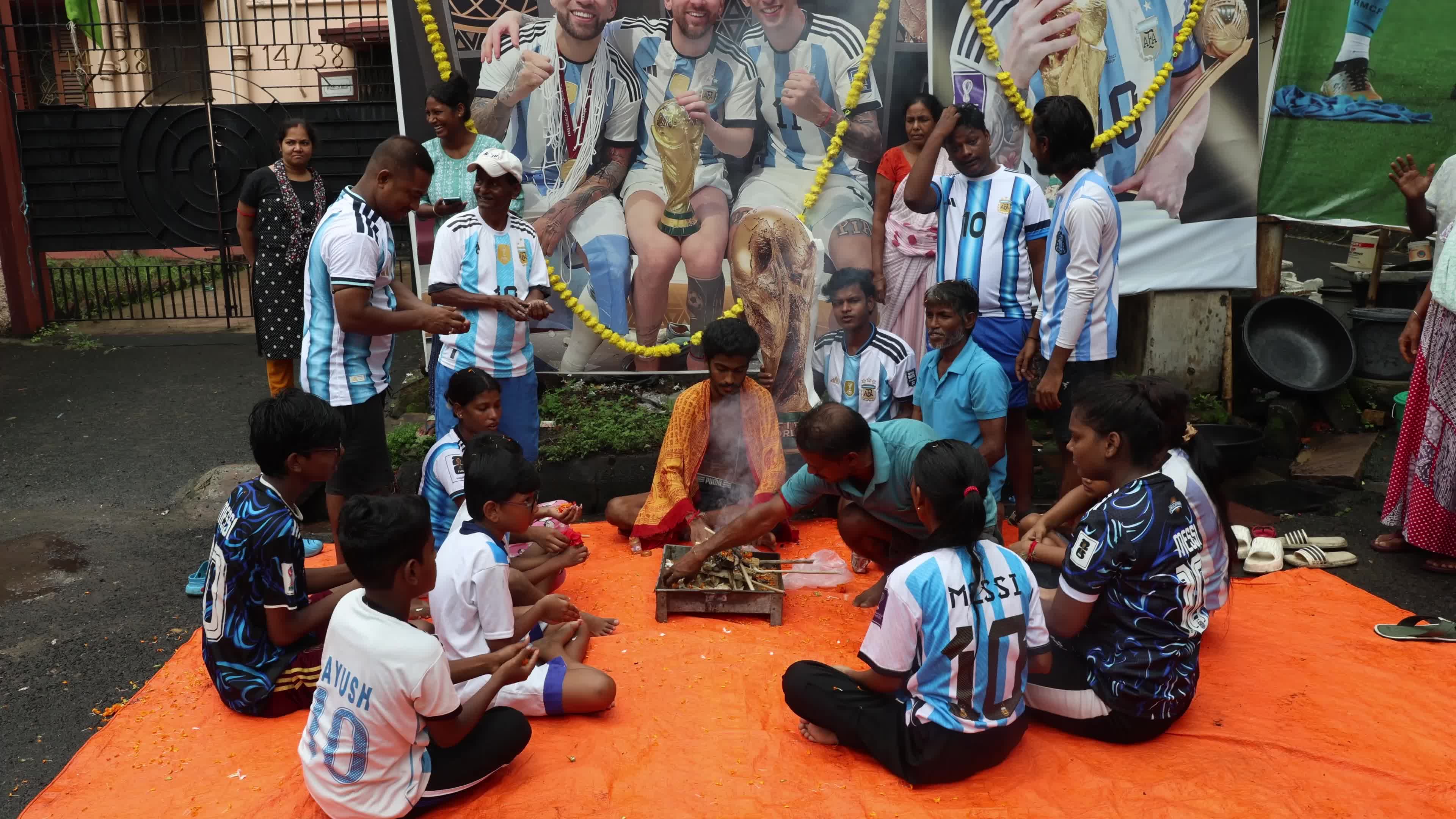 Fans Perform ‘Yagya’ In Kolkata,India
