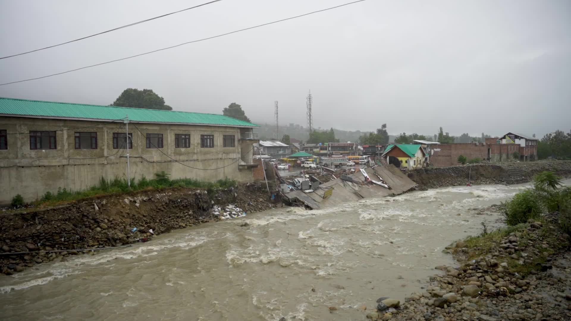 Heavy Rains, Cloudbursts Trigger Flash Floods Across Jammu and Kashmir.