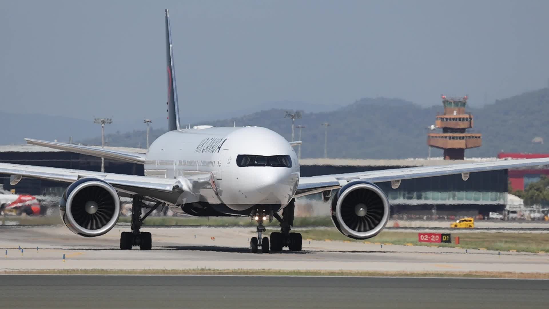 Un Boeing 777 de Air Canada en la pista del Aeropuerto de Barcelona