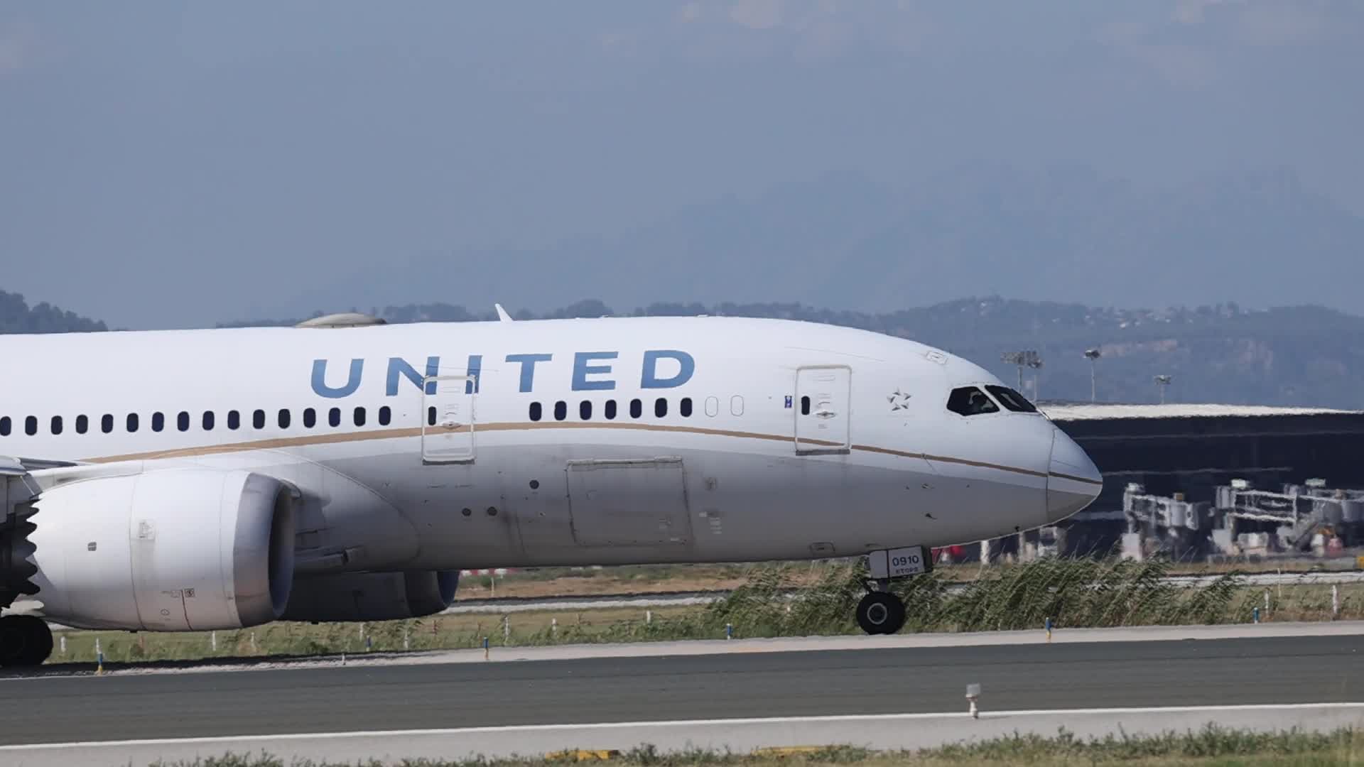 A United Airlines Boeing 787 takes off from Barcelona Airport