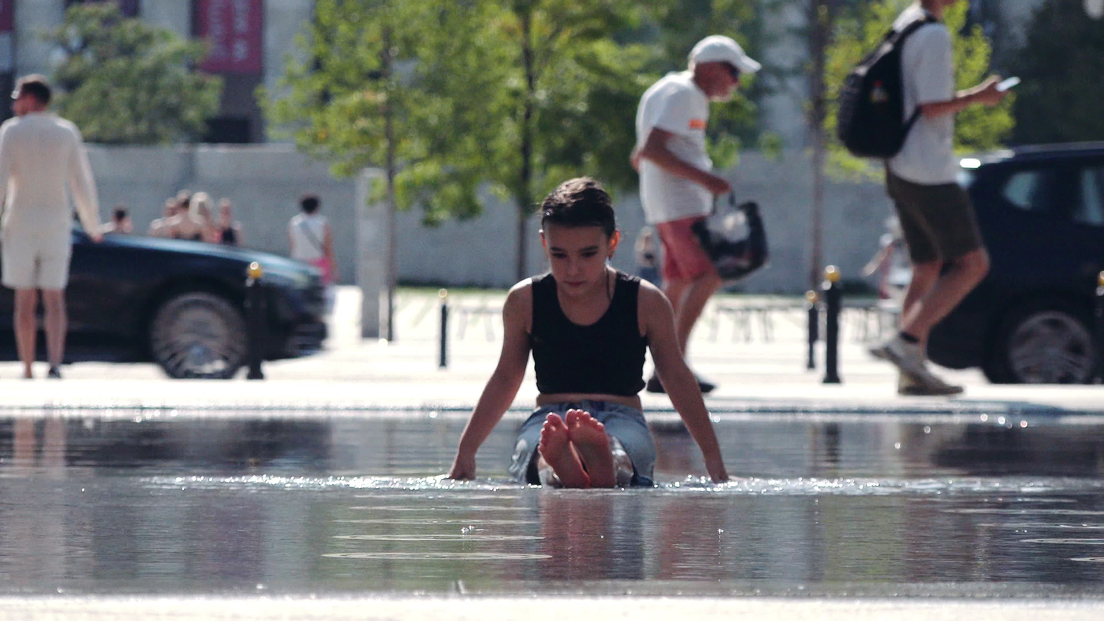 Poland Swelters as Nationwide Heat Alerts Issued, Record Temperature May Fall