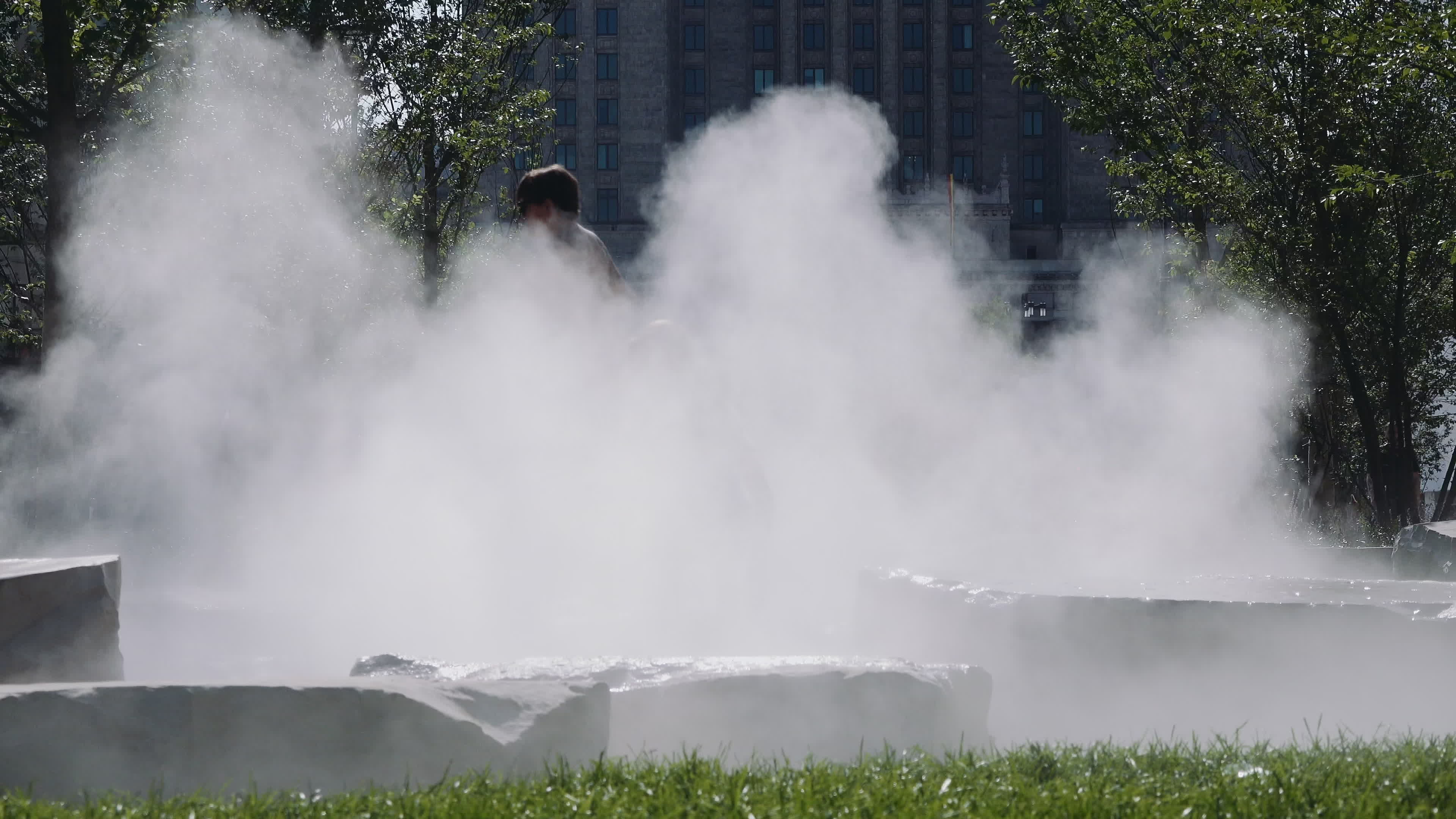 Poland Swelters as Nationwide Heat Alerts Issued, Record Temperature May Fall