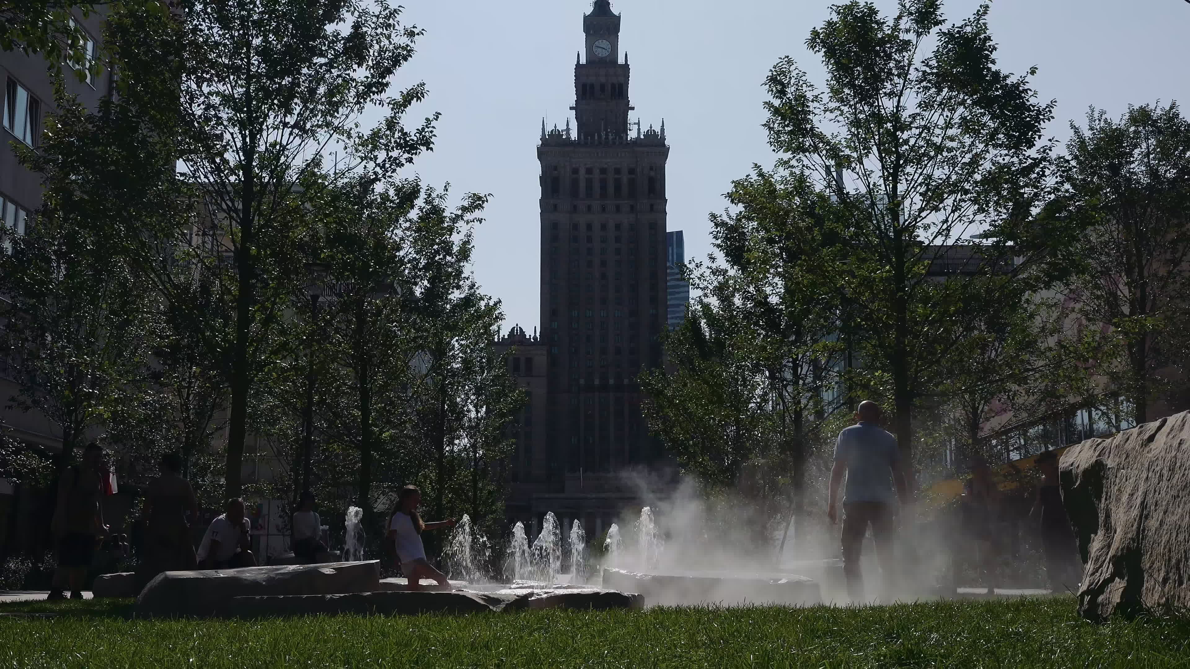 Poland Swelters as Nationwide Heat Alerts Issued, Record Temperature May Fall