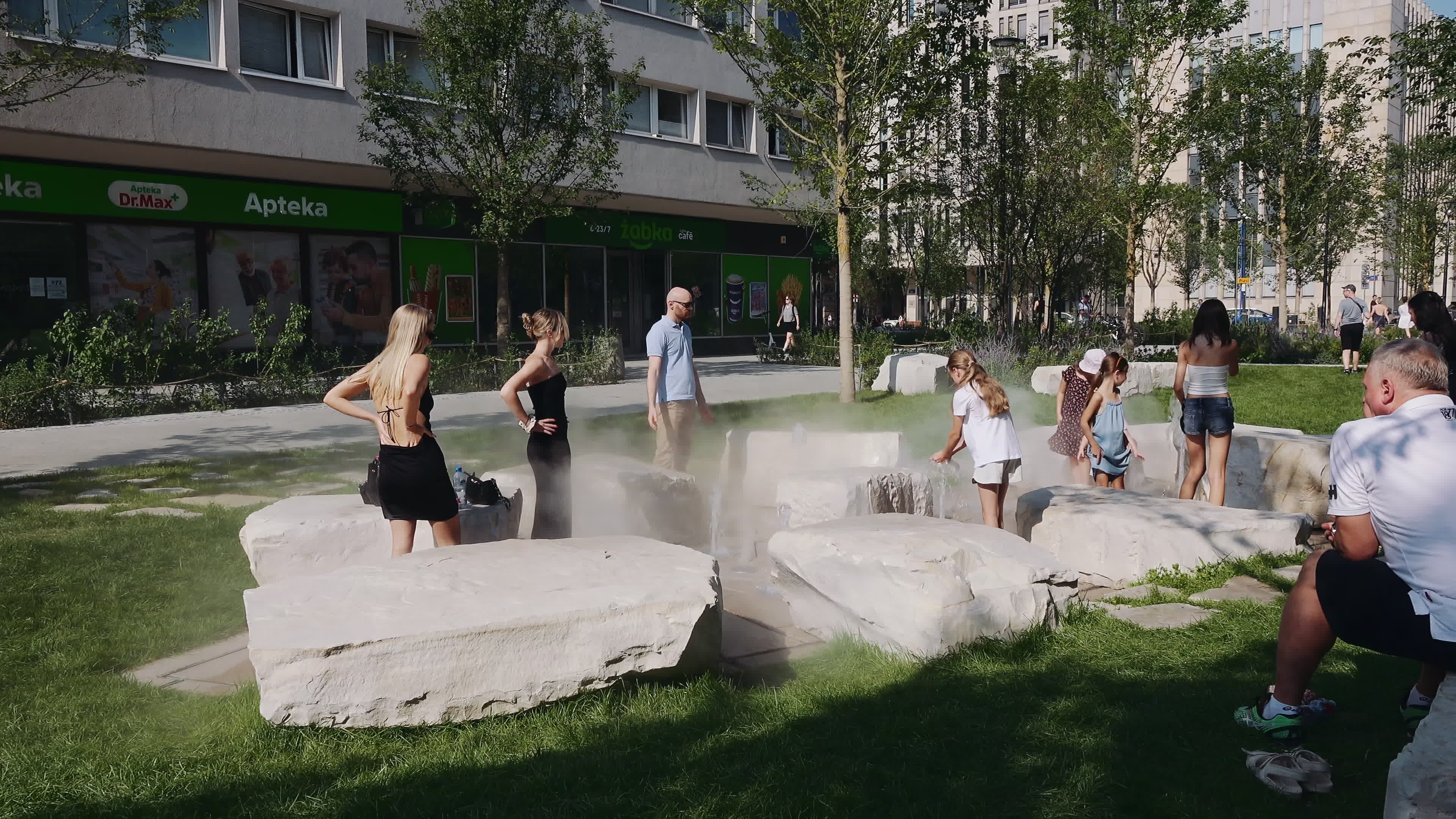 Poland Swelters as Nationwide Heat Alerts Issued, Record Temperature May Fall