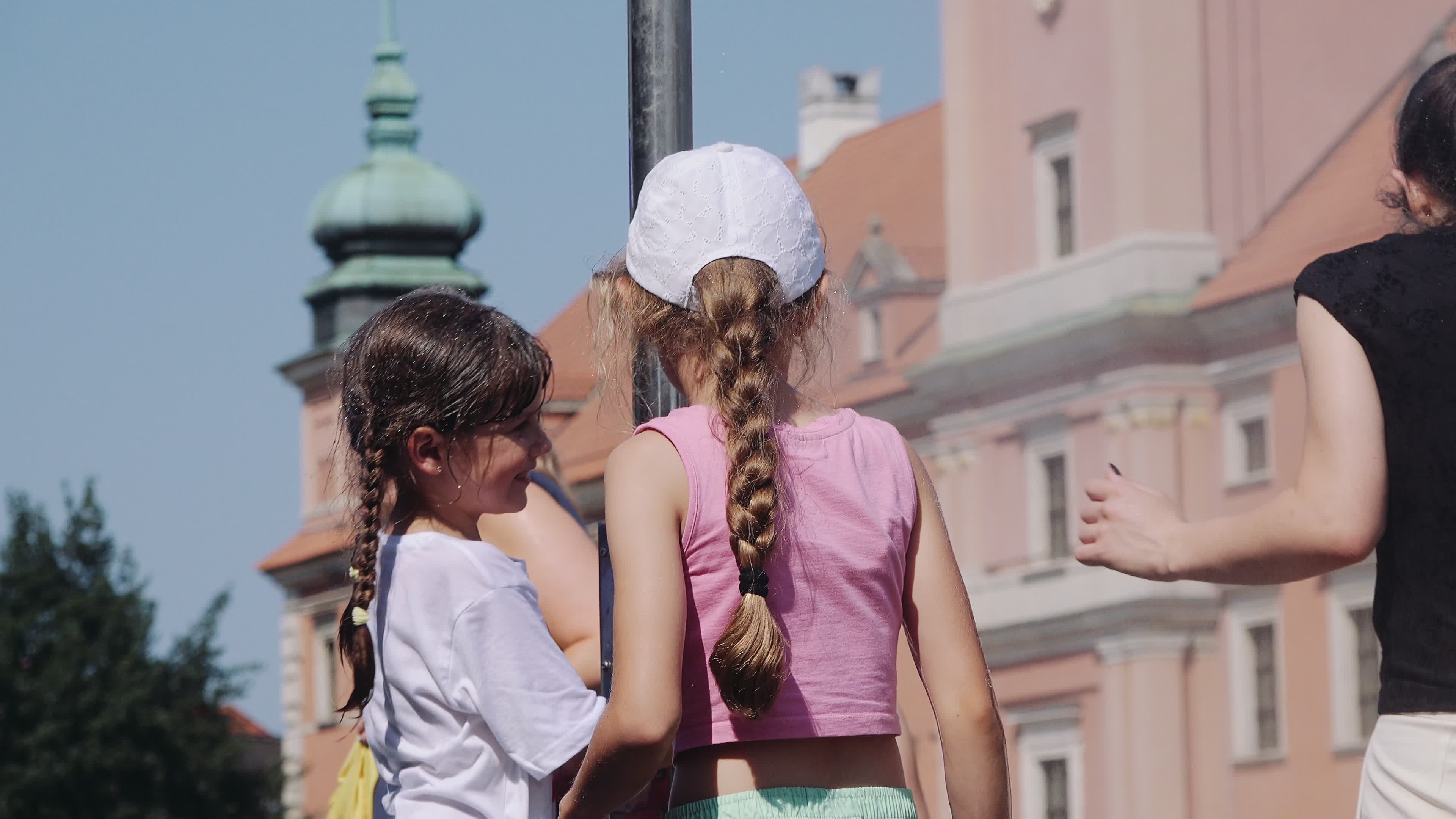 Poland Swelters as Nationwide Heat Alerts Issued, Record Temperature May Fall