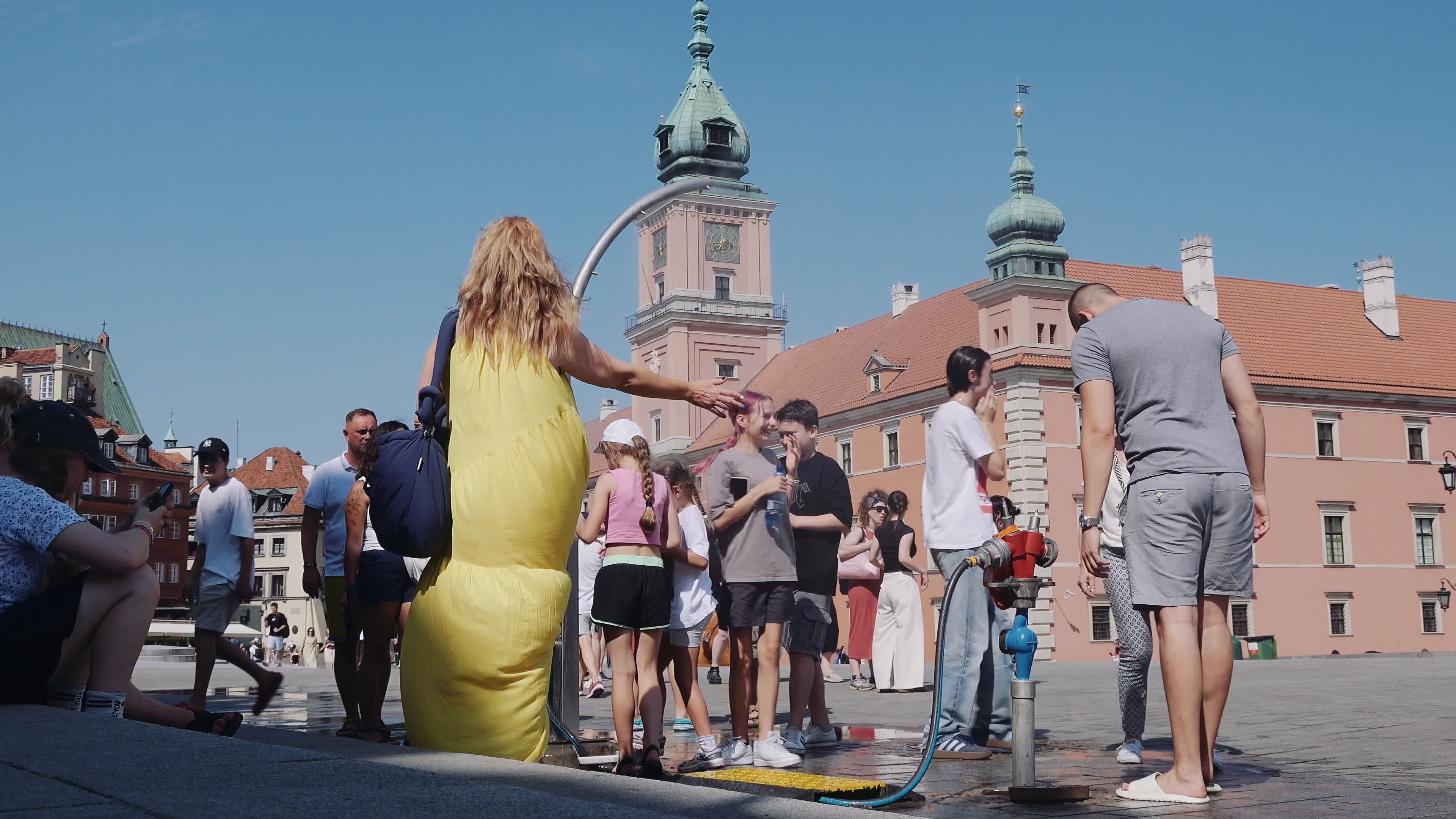 Poland Swelters as Nationwide Heat Alerts Issued, Record Temperature May Fall