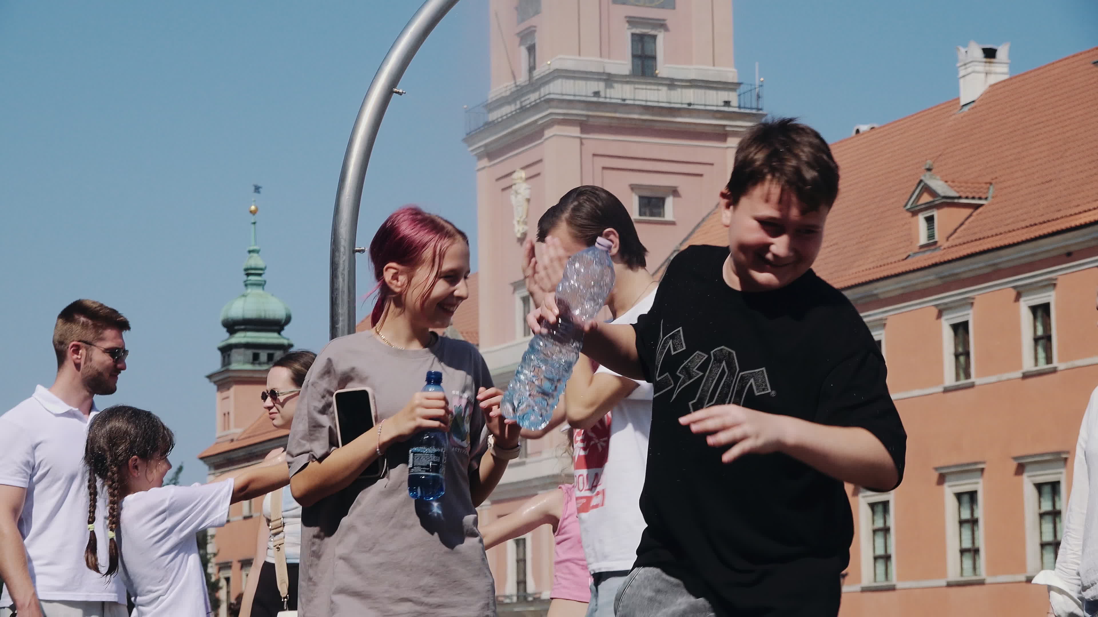 Poland Swelters as Nationwide Heat Alerts Issued, Record Temperature May Fall