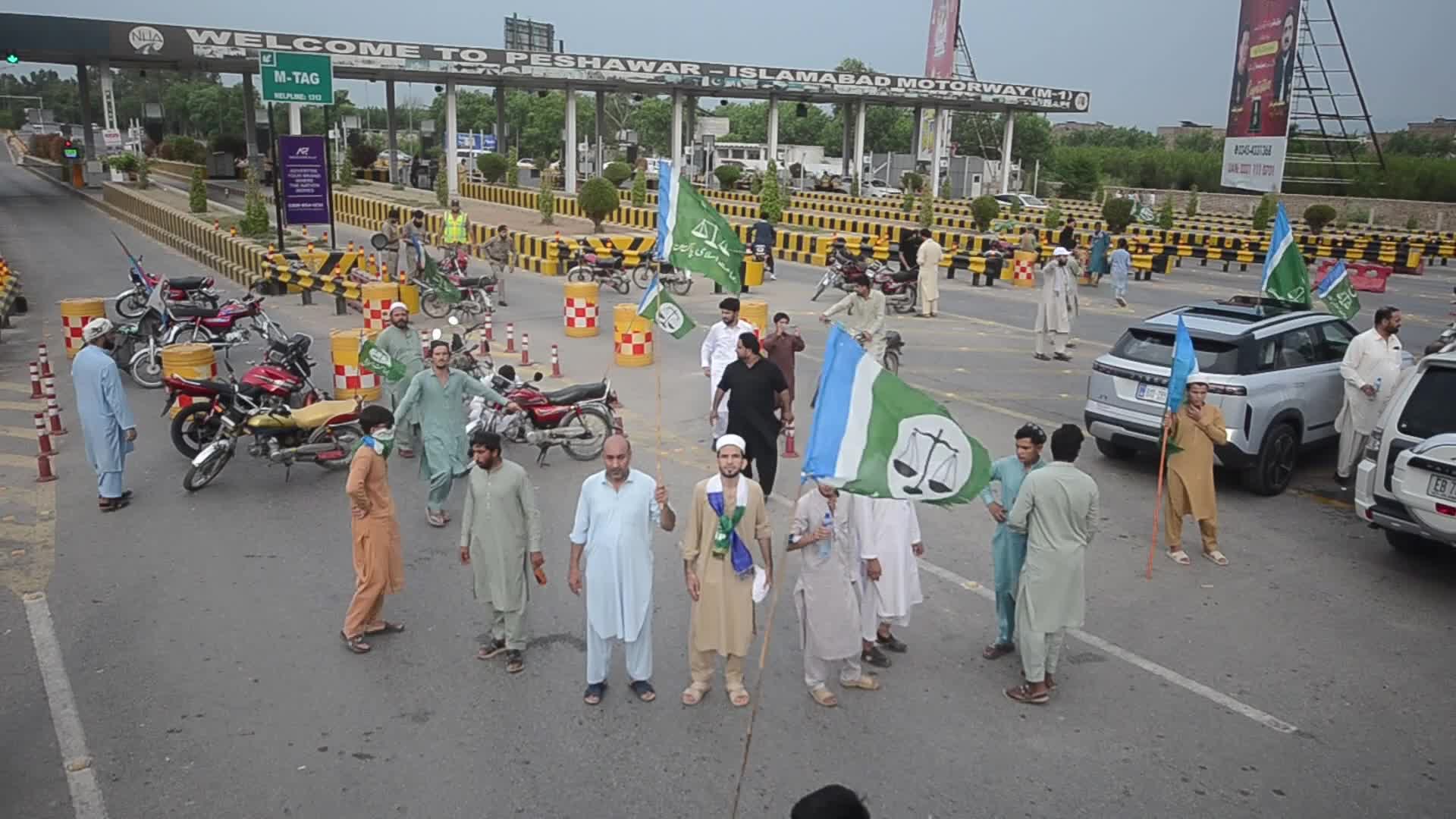 Jamaat-e-Islami Workers Block Peshawar Toll Plaza During Nationwide Strike Against Inflation
