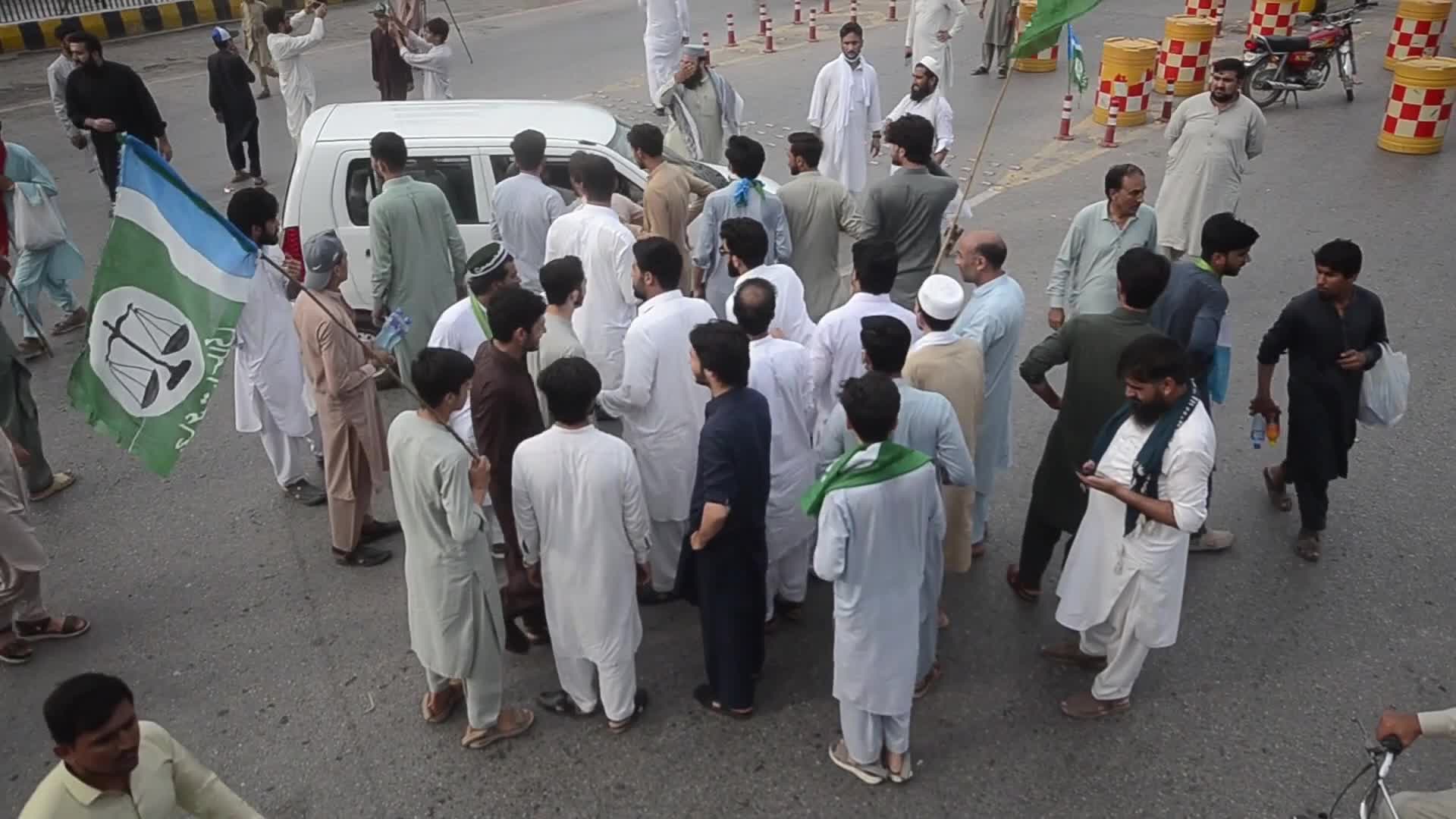 Jamaat-e-Islami Workers Block Peshawar Toll Plaza During Nationwide Strike Against Inflation