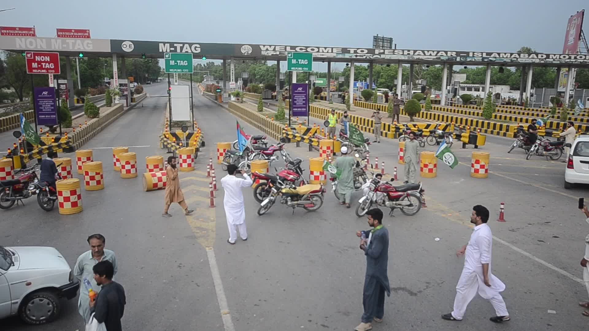 Jamaat-e-Islami Workers Block Peshawar Toll Plaza During Nationwide Strike Against Inflation