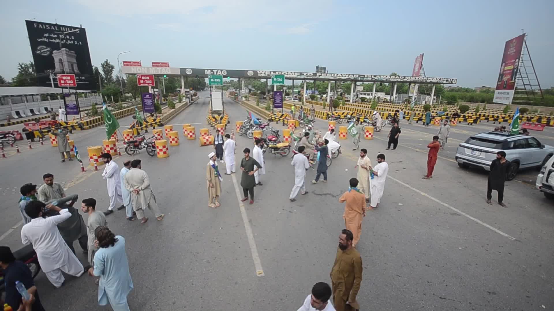 Jamaat-e-Islami Workers Block Peshawar Toll Plaza During Nationwide Strike Against Inflation