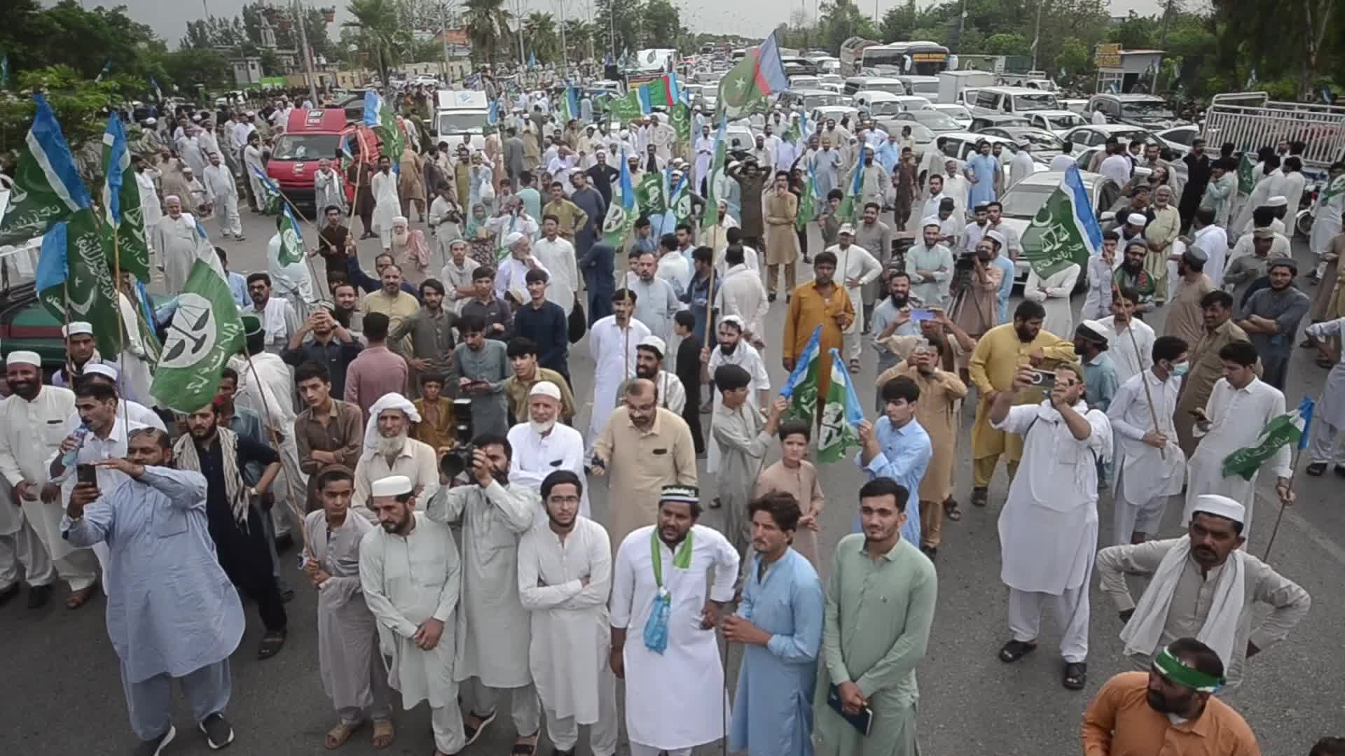 Jamaat-e-Islami Workers Block Peshawar Toll Plaza During Nationwide Strike Against Inflation