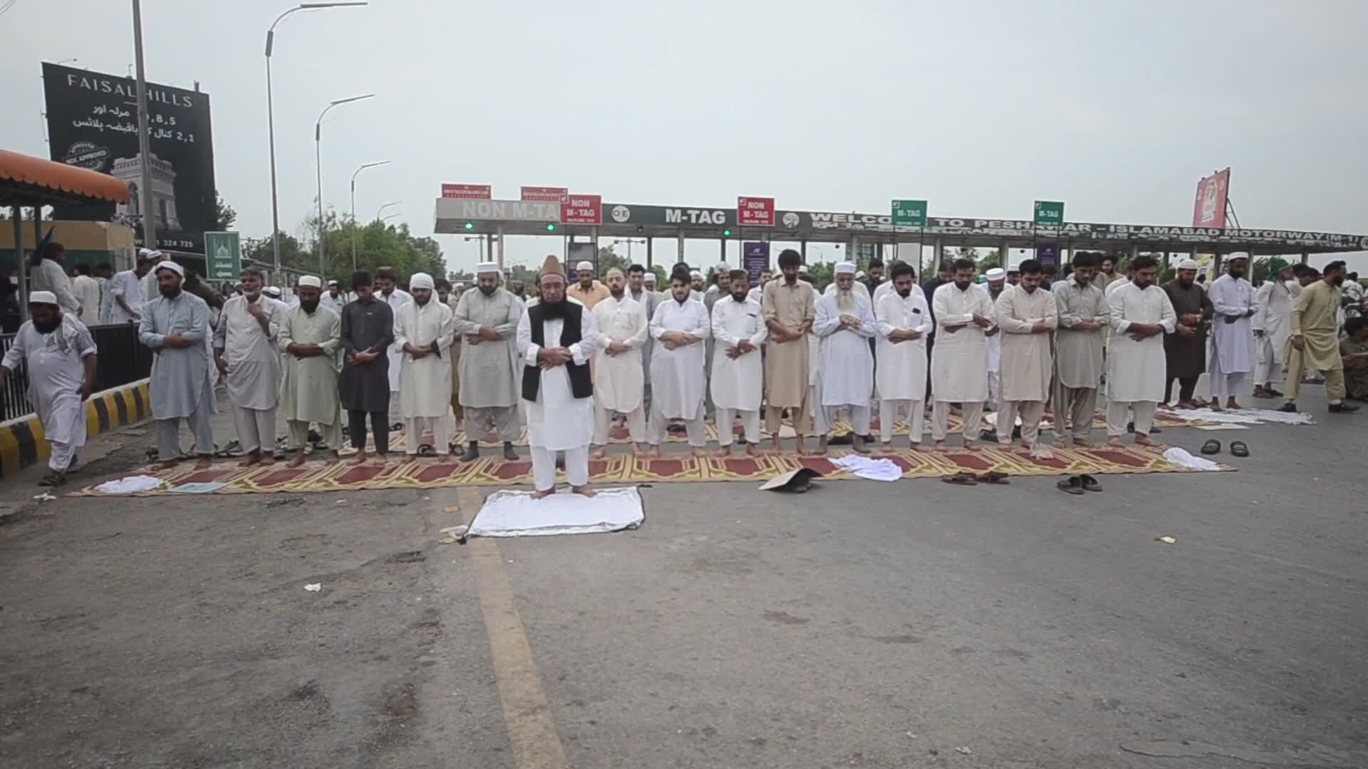 Jamaat-e-Islami Workers Block Peshawar Toll Plaza During Nationwide Wheel-Jam Strike