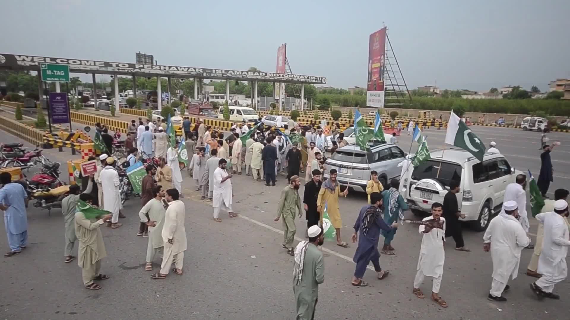 Jamaat-e-Islami Workers Block Peshawar Toll Plaza During Nationwide Wheel-Jam Strike - 08/07/2026