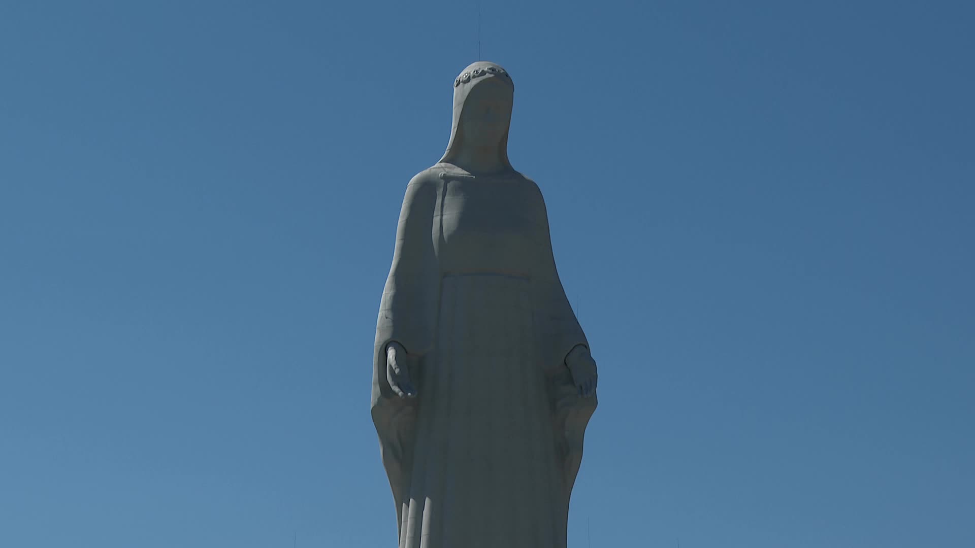 Poland: Virgin Mary statue