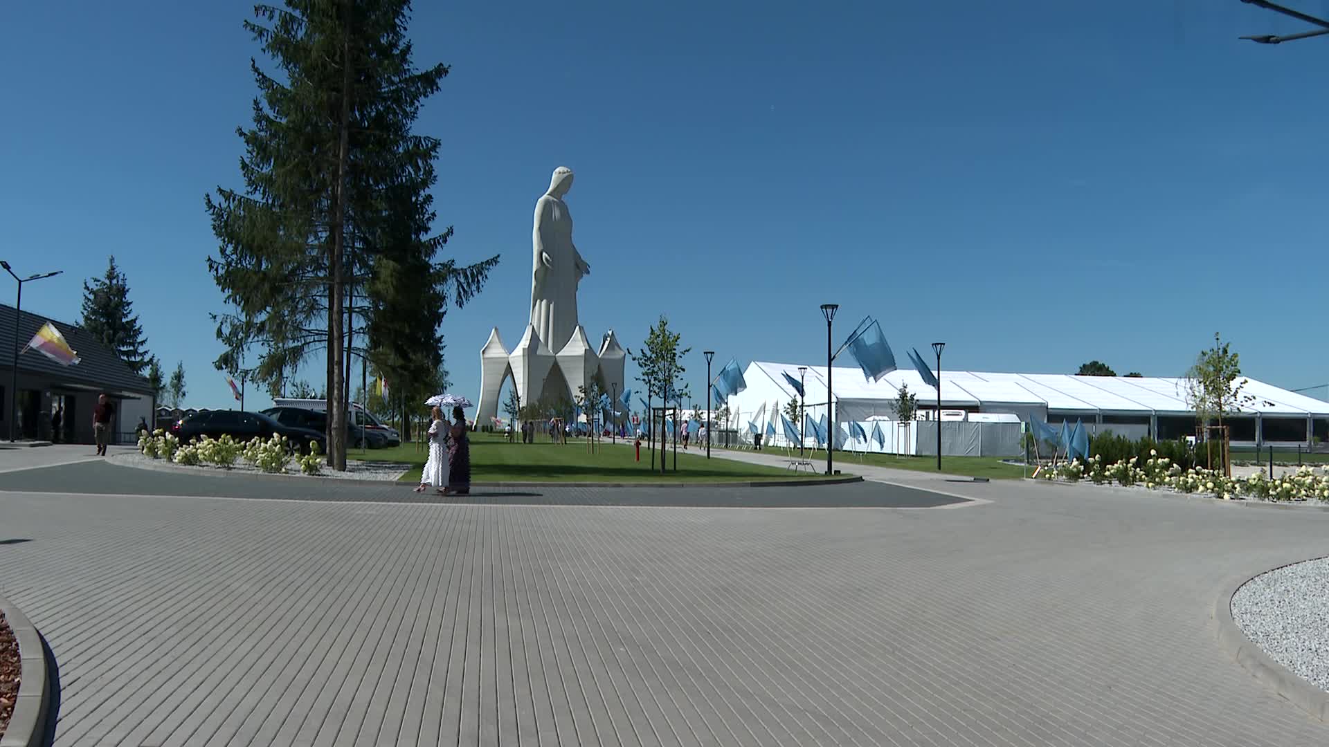 Poland: Virgin Mary statue