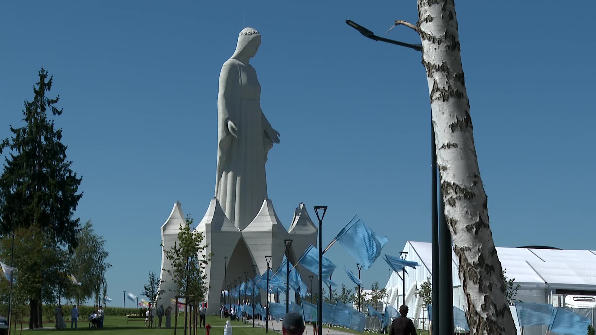 Poland: Virgin Mary statue