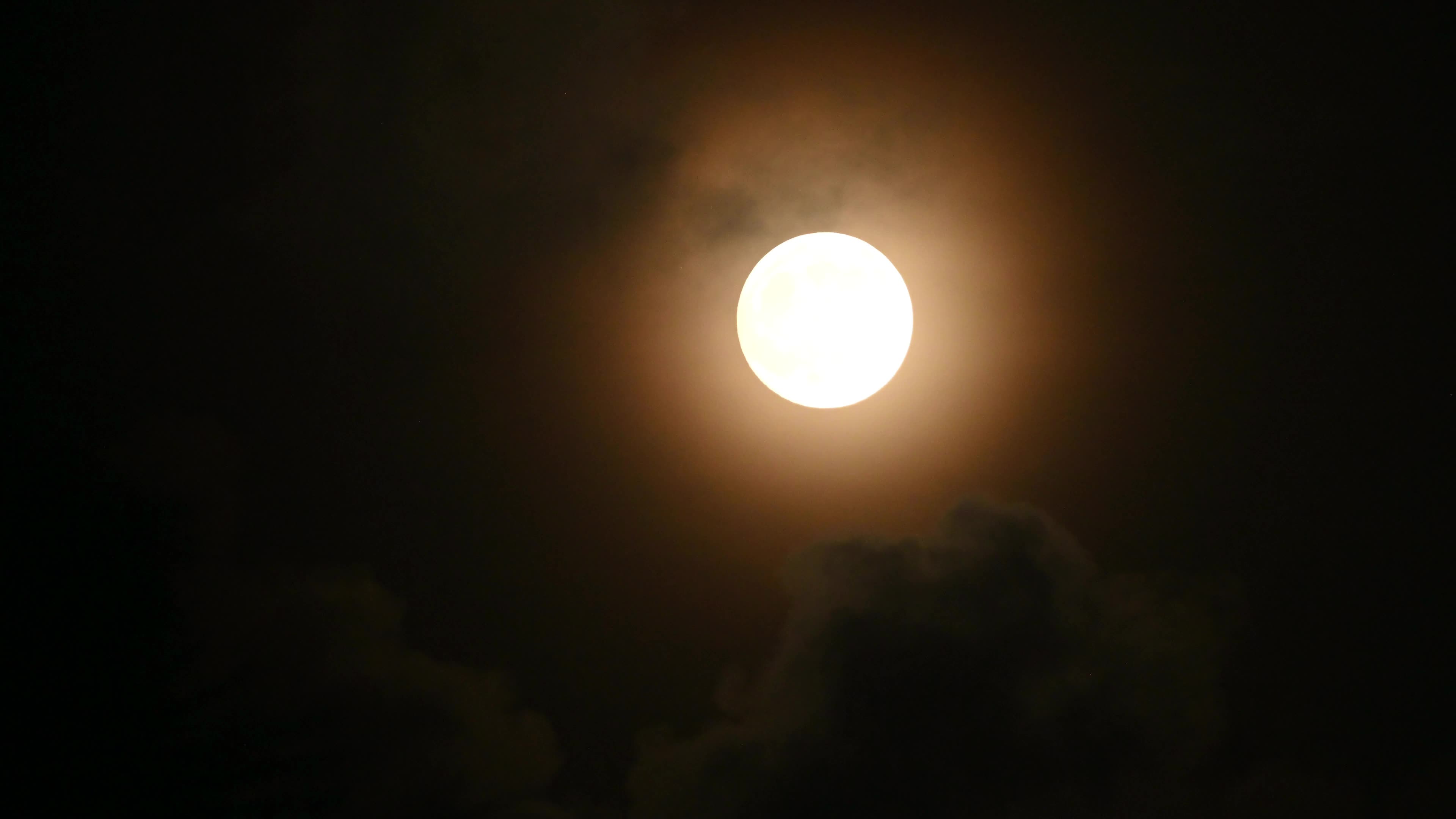 August full moon 2026 - Sturgeon Moon - Lunar Corona - Atmospheric Optics
