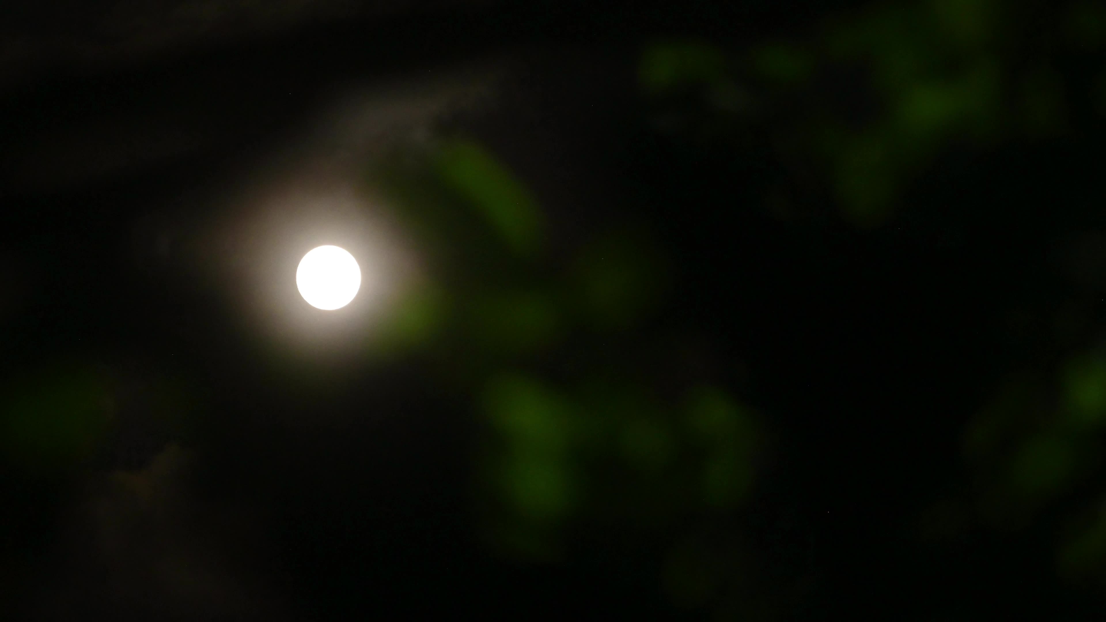 August full moon 2026 - Sturgeon Moon - Lunar Corona - Atmospheric Optics