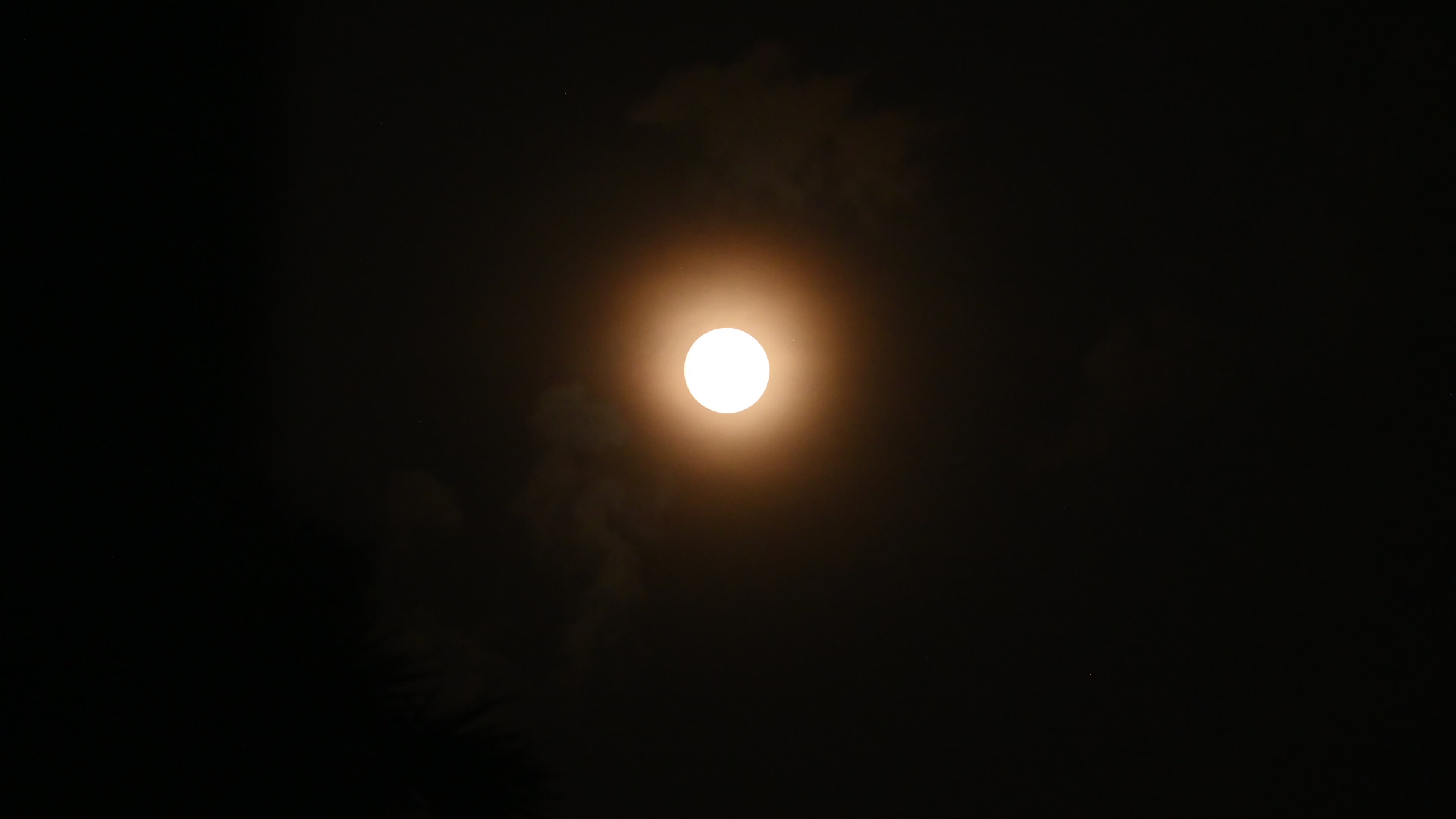 August full moon 2026 - Sturgeon Moon - Lunar Corona - Atmospheric Optics