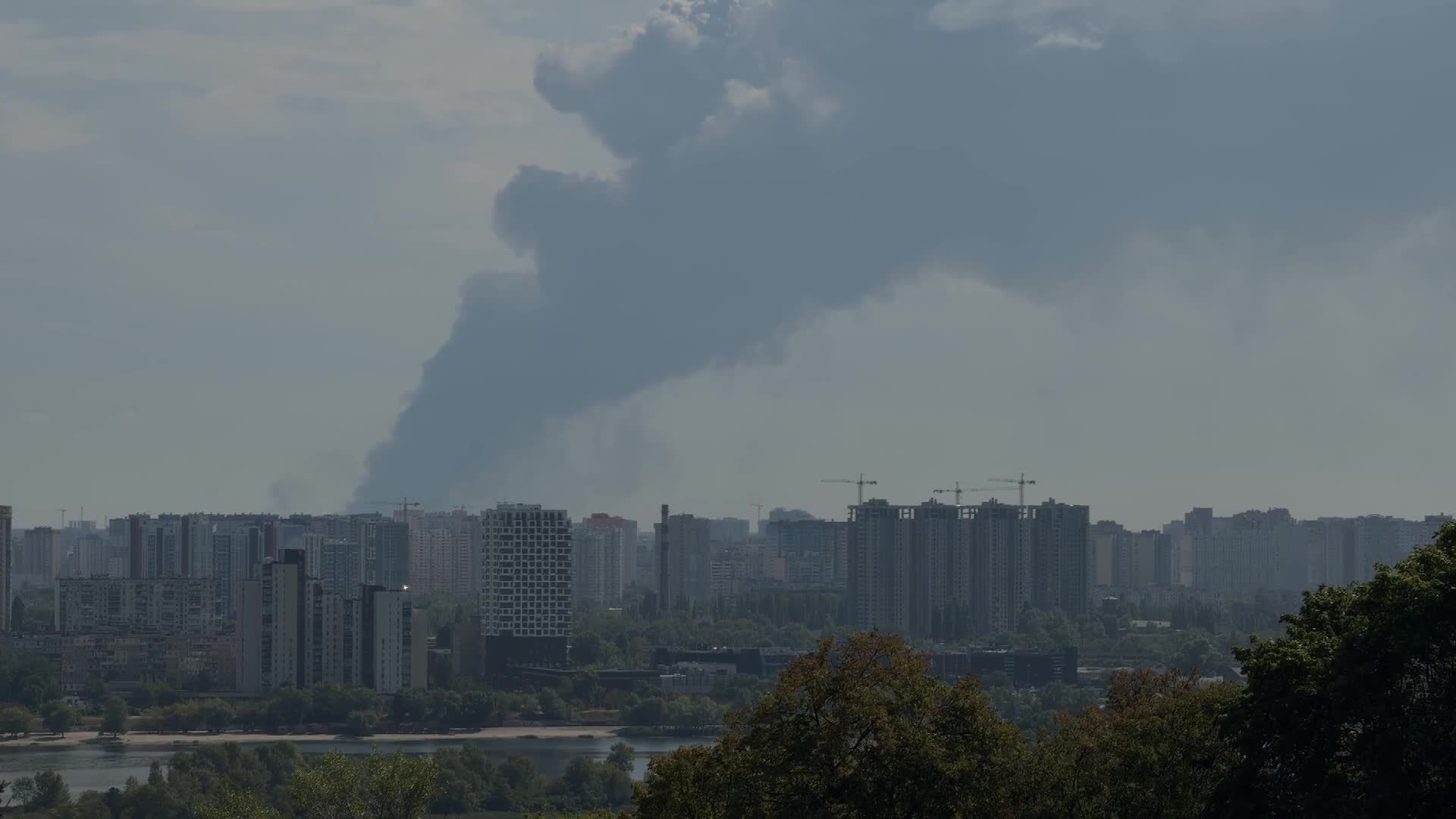 A prolonged combined Russian air attack on Kyiv. - 08/27/2026
