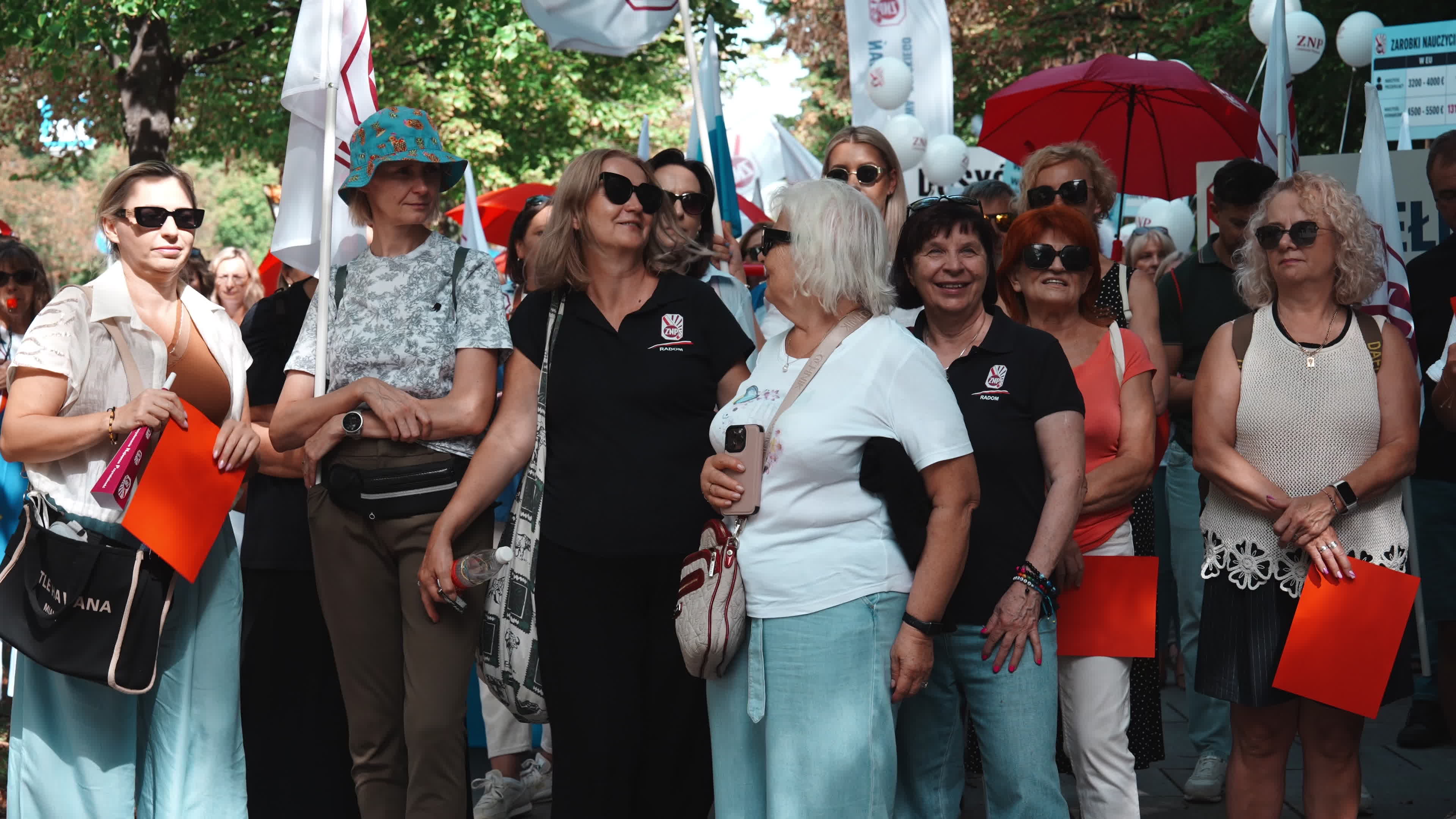 Polish Teachers Rally Outside PM's Chancellery Over Stalled Pay Reform